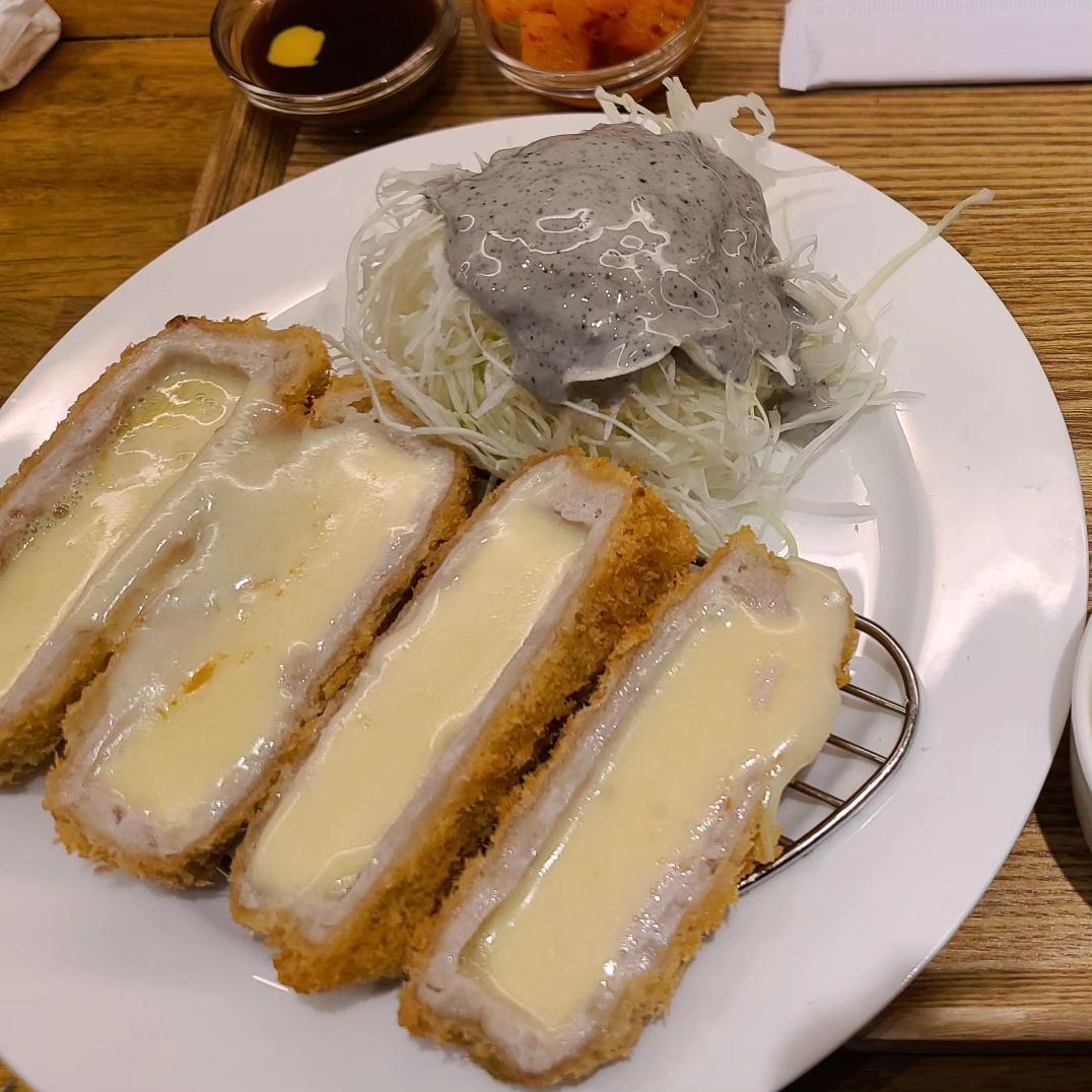 #협찬 #시올돈방배점 여기가 푸딘코 맛집. 시올돈 여기 저기서 봤는데 시올돈방배점이 본점이라고 하네요.
#방배동카페골목 에 마치 일본온것 같은 느낌의 익스테리어에. 내부도 마치 일본의 돈까스집 온듯한 느낌이에요.
혼밥하기 좋은 곳. 

#방배동돈까스 #방배동점심 #방배동혼밥 #방배동밥집 #방배동맛집 #방배동카페거리