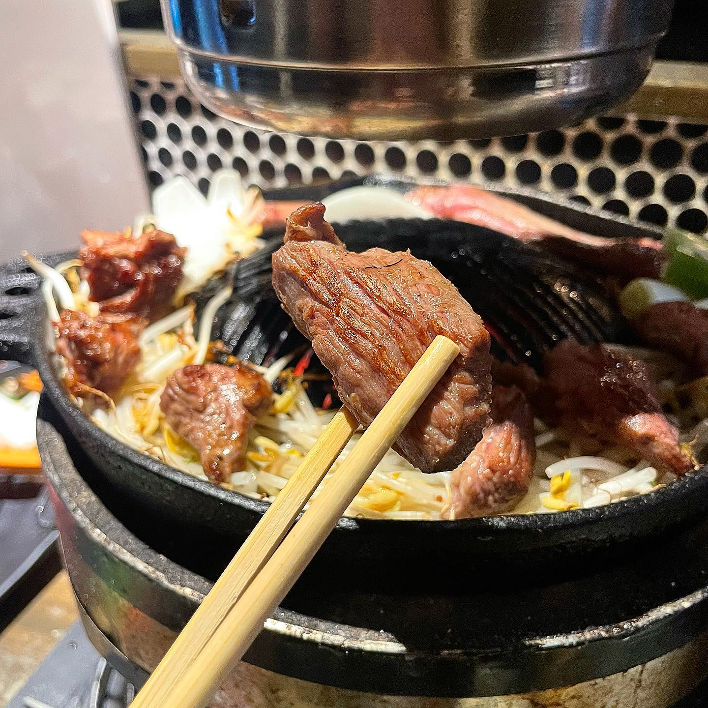 #히츠지야샤로수길점 #히츠지야 #양갈비 #양고기 #샤로수길맛집 

샤로수길에도 히츠지야가 생겨서 호라락 갔답니다!! 🏃‍♀️🏃💨

양고기무한리필코스로 달려서 양갈비+등심+어깨살+살치살+스키야키+함박스테이크까지 다 푸파!!

실제로 약 4년 전쯤인가 가족끼리 삿포로 여행가서 양갈비 다뿌수고 왔는데 그때 기분도 느낄 수 있어서 넘 좋았답니당ㅋㅋㅋ

다른 지점은 웨이팅 엄청 긴데 여기는 시간대만 잘 맞추면 웨이팅 없이 먹을 수 있어 넘 편했어용~!! 

담에 양고기 생각나면 또 가봐야겠어영><!!

이상 다이어트 중으로 몹시 배고픈 민먹이었슴돠…🫶
