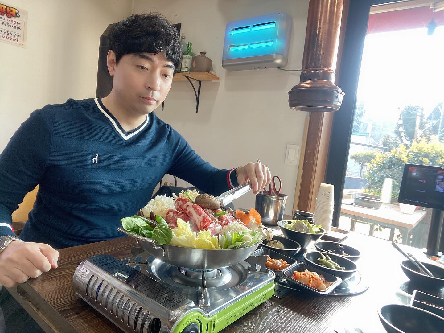 🐮정품한우 철마기장일광점🐮

🌟한우버섯전골에 진심인 곳!!🌟
집에서 절대 해먹을 수 없는… 🙅
능이 버섯. 꽃송이버섯. 표고버섯. 느타리버섯.목이버섯 등 버섯만 무려 8가지씩이나~ 😱
맛과 건강 모두 다 잡은 🍄버섯전골!! 
인위적인 맛이 아닌 좋은 재료 👍🏻 본연의 맛을 
고집하는 사장님. 👨‍🍳👨‍🍳
그리고 이 푸짐한 양이 🍲 2인분이라니 
정원에는 가게 트레이드마크 방울이도 🐾 있었고
토끼랑 🐰 물고기들도 🐟 있어서 
아이들이 무척 좋아할꺼 같네요~^^ 
멀리 나오지 않아도 여행 🧳 갔다온 느낌 
시골에 할머니집에 👵 다녀온 느낌
마음이 힐링 되었던 🐮 정품한우 철마기장일광점 🐮

🏡부산 기장군 일광읍 당곡길 19-37 (화전리), 
  정품한우 철마기장일광점

#협찬 #기장맛집 #부산전골맛집#부산한우버섯전골 #부산소고기맛집 #기장데이트 #기장한우맛집 #기장불고기맛집 #기장애견동반식당 #부산기장맛집 #맛집 #맛스타그램