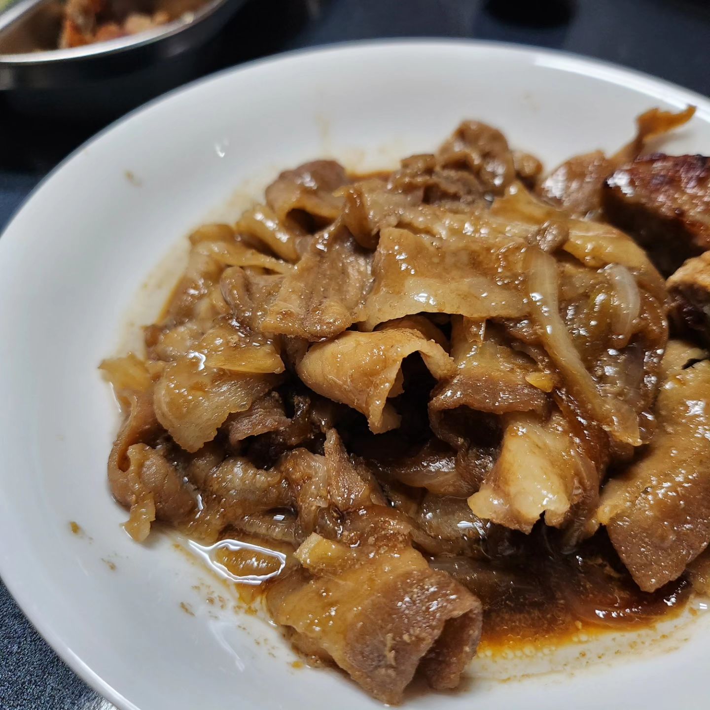 #주말집밥 #저녁메뉴

- 김치찌개
- 간장돼지불고기

집밥=힐링

☆☆ 만들어먹는게 확실히 
편하기보단 힘든 부분이 많지만
가끔은 힘나는 소울푸드 왕창해서
푹푹 퍼먹으며 과식하는 것도(?)
뭔가 힐링이 되는 느낌이에요😇

제가 이상하게
찌개를 잘 못하는데
이번엔 제가 생각했던 맛대로
잘 나와줘서 되게 기분 좋았어요✌️

이런게 소소한 기쁨이고
이렇게 작은 일에도 힐링되는거 같네요☺️

#힐링이별거있나 #집밥이최고 #김치찌개 #돼지불고기 #냠냠냠 #행복이란