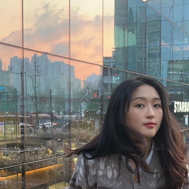 도연 DoYeon on Instagram: "#광고 반바지 유행 탑승✨ 쫀쫀한 니삭스 덕분에 추운 겨울에도 다리 내놓고 다닐 수 있다! #마른파이브 #마른5 #marun5 #넉넉 #넉넉스타킹 #마른파이브스타킹 #니식스 #골