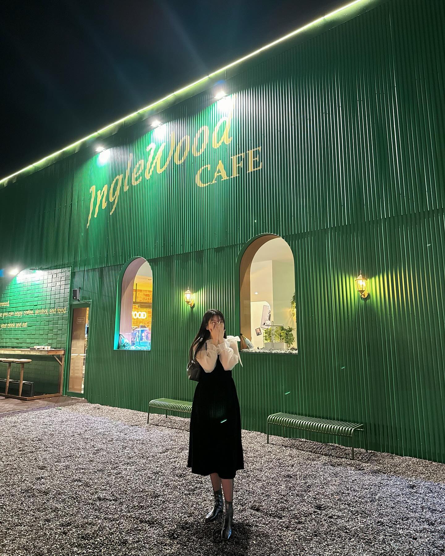 플루에이어 장염까지 온거같지맘…운동갈거야…🦾

☕ 잉글우드 [순천]

📍 전남 순천시 해룡면 남가1길 2 잉글우드

🎼  평일: MD ~ MN , 화휴무
 
💛카페도 식사도 가능한곳 
저녁에 갔을때는 카페손님보다는 식사랑 술드시는분이 더 많았어요, 
낮에 가면 더 좋을거같은곳 
분위기 좋고 좌석도 다 맘에 들어서 담에 또 와보고싶은곳 
시그니처 잉그린우드 먹었는데 말차아인슈페너였어요 존맛👍🏻
담에도 가면 잉그린우드 먹어야지 

🚙주차장 o
