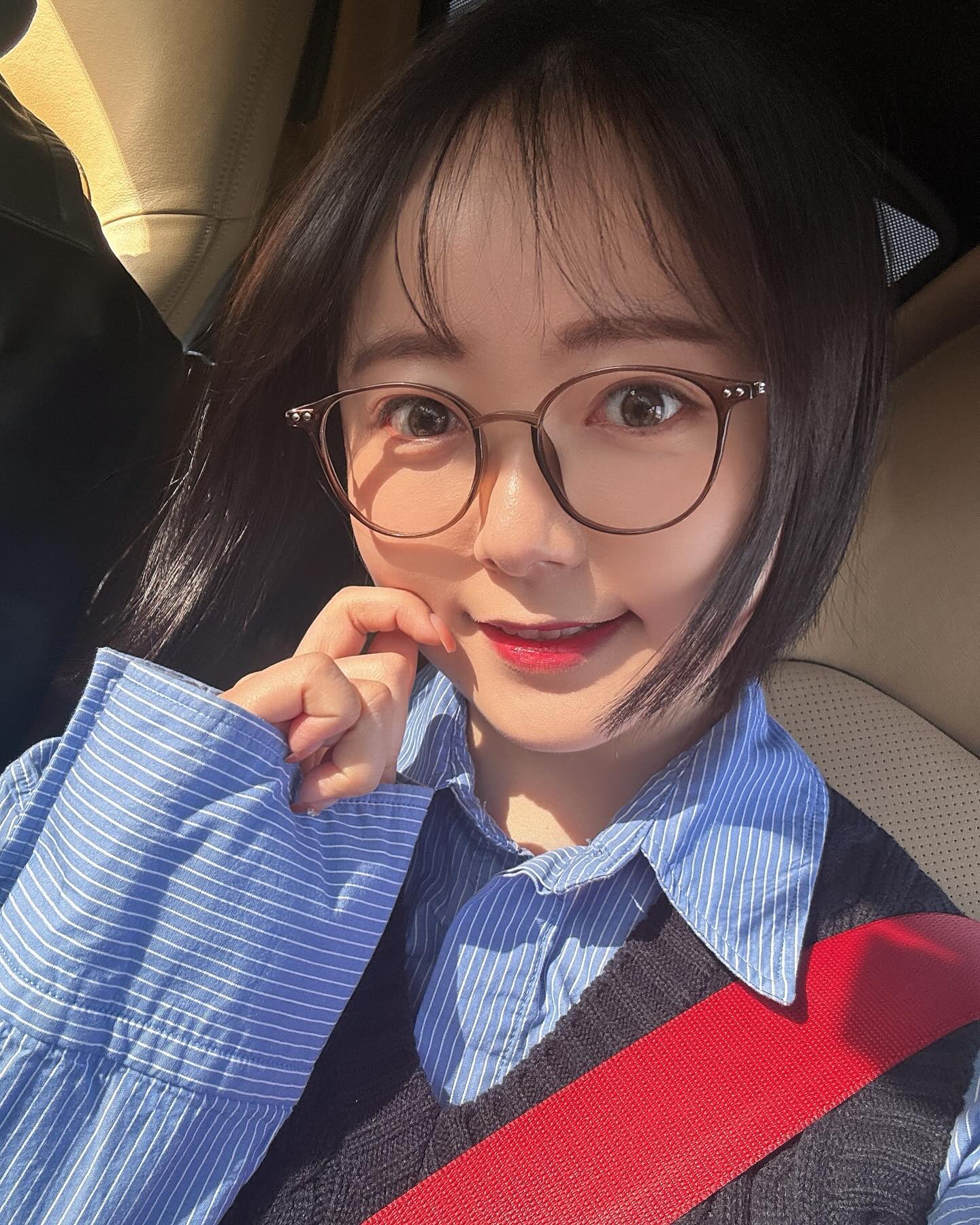 #협찬
요즘 데일리로 착용하고 있는 두눈렌즈💕👀

너무 튀지 않고 오묘하고 특별한 색상에
생각보다 잔잔하고 고급스러운 그래픽인 렌즈에요
투톤 그라데이션이라 영롱한 느낌✨
패키지 박스도 너무 귀여워서 선물용으로도 좋을 것 같아요🧡

직경도 13mm으로 데일리렌즈에 찰떡이라
평상시에 자연스럽게 착용할 렌즈를 찾으시면 브라운 컬러 추천드려요!

가격도 착한데 착용감도 훌륭해서 부담없이 사용하시기 좋구요
렌즈 브랜드사로는 최초로 편의점에 입점되어 있어 오프라인 이마트24에서도 구입 가능하다는 점이 특징입니다

내 눈처럼 편안함이 장점이라 가격도 저렴한데 퀄리티도 너무 좋은 렌즈에요! 

https://doonoon1.co.kr/

#포블로그 #두눈렌즈 #렌즈추천 #컬러렌즈