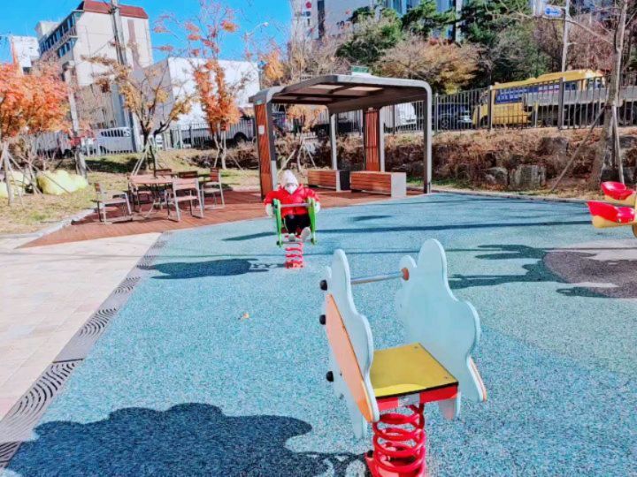 울 첫째 푸쉬카는 너무 작아서 졸업한 지 오래인데 지난번 호텔 키즈 라운지에서 문 닫혀서 못 빌려준 전동차를 고심 고심하다가 클쑤마쑤 선물로
더 추워지기 전에 얼른 구입해서 집에 숨겨놨다가
언제 오픈할까 하다가 지난 주말에 급 오픈했어요ᄏᄏ
너무 좋아해서 다행인데 크기가 어마어마....😵‍💫
선물 받자마자 아빠한테 놀이터 주행 운전 특훈 받고
사용법 배우더니만 이제는 혼자 라디오도 켜고
주파수 안 맞아서 지지직거리면 혼자 주파수도 맞추고,
동요 너무 시끄러우면 소리도 낮췄다 올리고 다하네요ㅋㅋ 이렇게 좋아하는 모습 보니 더 빨리 사줄 걸 후회🥹
.
.
그리고 ing 진행 중인 나의 식단+어제부로 복근 운동 추가
지금까지 2kg 감량.... 아직 갈 길이 멀지만 화이팅🔥
.
.
마지막은 울 둘째 그네 태워주다 갑자기 좋다고 웃는 모습이 너무 귀여워서 담아봤어요ㅎㅎ모두 보면서 힐링 되시길🙏🏻😍
.
.
#연년생맘 #남매맘일상👦🏻👧🏻 
#첫째 #34갤베베👶🏻 #둘째 #11갤베베🍼 
#첫째크리스마스선물오픈 #오빠차뽑았다🚘
#둘째는뭘줘야할까요🧐 #선물고민은어려워
#다이어트식단 #다이어터 #운동병행다이어트