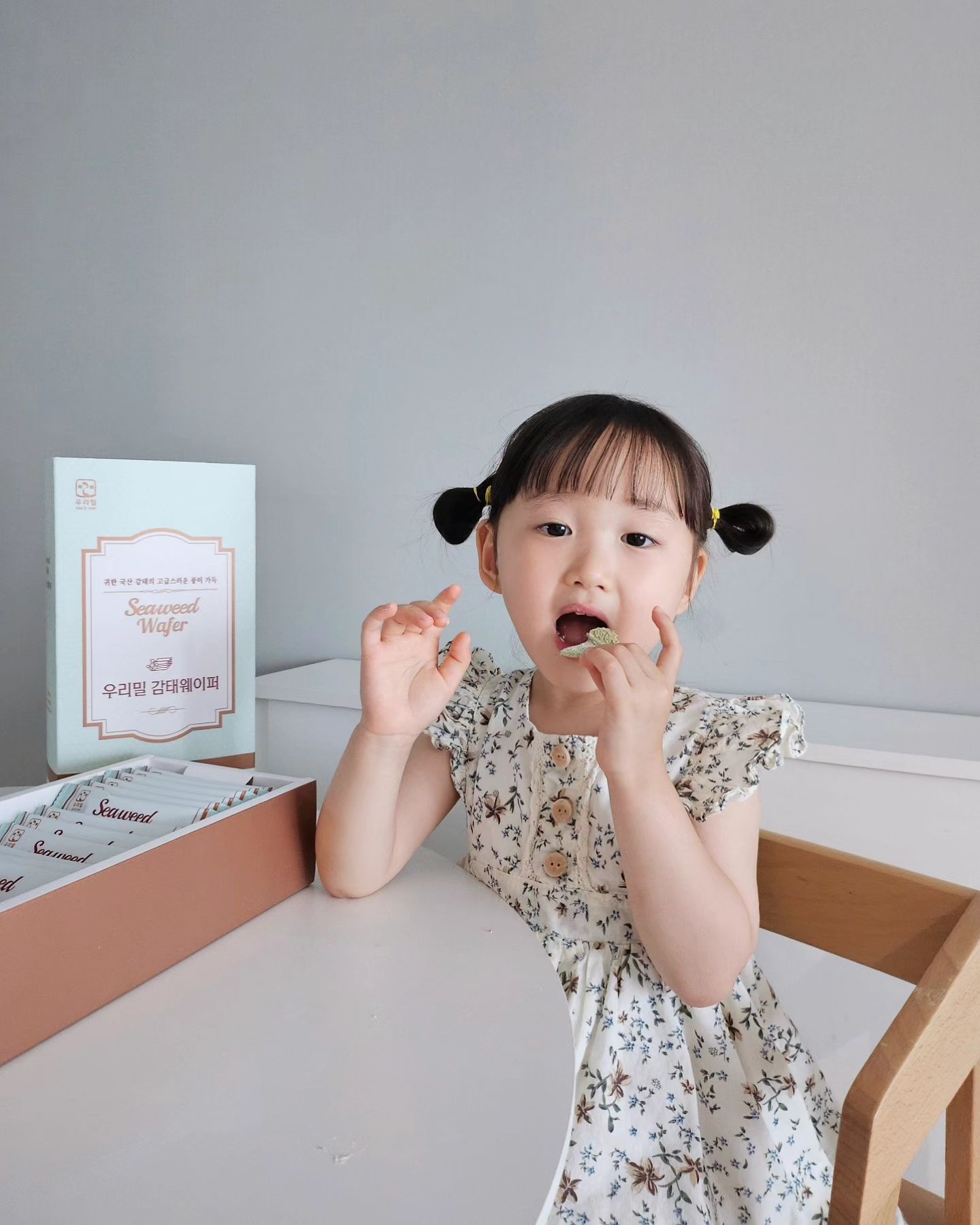 [제품제공] 기존 우리밀 딸기, 우유 웨이퍼도 참 좋아했는데,
이번에 새로 나온 감태웨이퍼도 완전 맛있는거 있죠?! 🤭🤭

엄선된 국산 원료인 신선한 우리밀, 국산 달걀을 넣어 
바삭하게 구운 웨이퍼 사이에 
귀한 국산 감태 100% 분말을 넣어 만든 감태 크림을 발라 
봉지를 열면 감태향이 코를 자극하는데,,,끼야❤️❤️❤️ 맛없을수 없죠?!

지유도 맛있게 잘 먹는데 요건 남편이 특히나 좋아하더라구요!
앉은 자리에서 3~4개는 순삭ㅎㅎㅎ 
얇은 웨이퍼의 바삭바삭한 식감이 완전 최고랍니다👍👍👍

woorimil.official 

#우리밀 #감태웨이퍼 #우리밀감태웨이퍼 #웨이퍼 #우리밀웨이퍼 #어린이간식 #유아간식 #어르신간식 #신상과자 #과자선물세트