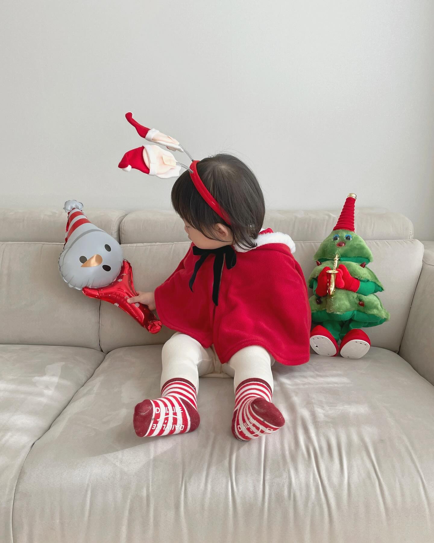 ꕀ 
뒷북 제대로인 떠우 산타 🎅🏻🎄❤️
새해가 오기 전에 후딱 올려야지 !

내내 열나고 아팠던 크리스마스 연휴
집콕하면서 가족 사진이라도 남겨 추억쌓기
새해에는 아프지말고 건강만 하자 ꕀ 

임모들 연말도 행복하게 보내떼요 🫶🏻

#20개월아기 #크리스마스 #아기산타
