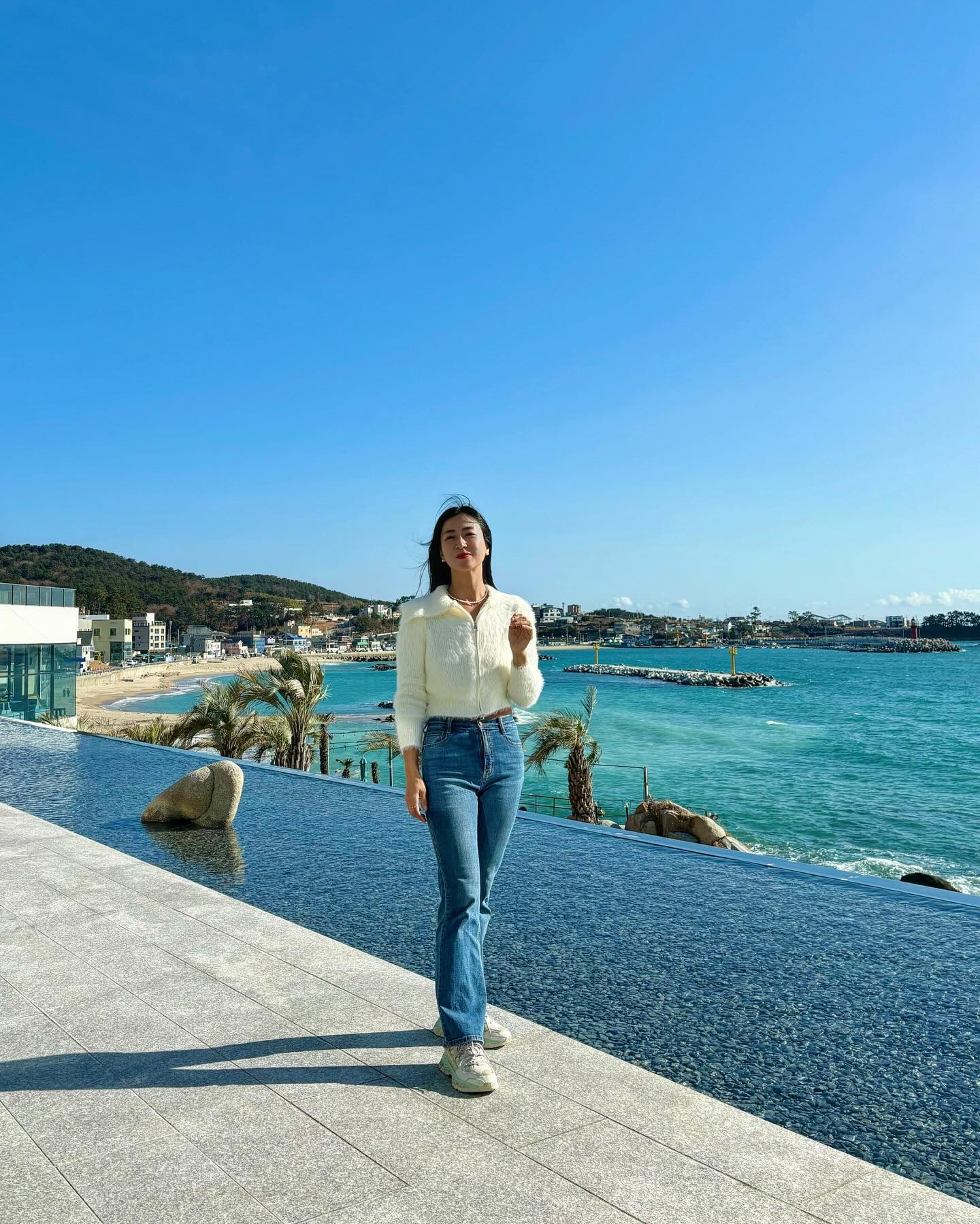 #너무조아 😍
울산인지 제주도인지 모르겠고 눈 앞에 나사리바다 완전 뷰티풀~💙👍🏻
.
.
.
.
.
.
.
#호피폴라 #울산신상카페 #울산핫플 #울산카페추천 #오션뷰 #데일리룩 #오오티디 #바다 #여행 #남매맘 #ootd #travel
