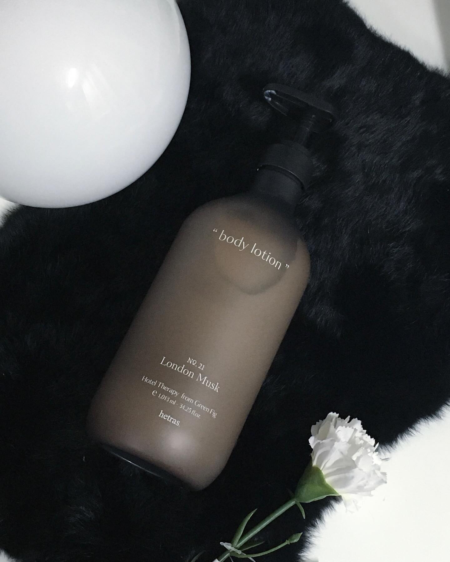 #ad hetras.official 

✷ 향기로 유명한 헤트라스에서 새로 런칭한 바디로션 ✷ 

호텔 어메니티로도 쓰이는 제품이라서 유명하더라구요!!
머스크 향 좋아하는 사람이라 LONDON MUSK 향으로 골랐는데 정말 고급지고 계속 포근한 향🫧이 나고 잔향이 오래가서 계속 맡고싶어지는 향이에요^..^=♡ 

향도 너무 좋고 발랐을 때 끈적임없이 산뜻하게 바로 피부에 흡수해서 요즘 애용하는 바디로션이에오🧴

1013ML 대용량에 가격도 넘 착해서 맘 놓고 쓸 수 있답니다ㅏㅏ!! 지금 세일중이던데 얼른 겟또하자구요🫣

#헤트라스 #hetras  #헤트라스바디로션 #퍼퓸바디로션 #바디로션 #약산성바디로션 #대용량바디로션 #바디로션추천 #제품추천 #인생템 #호텔어메니티 #선물추천 #생일선물 #욕실용품 #향기좋은바디로션