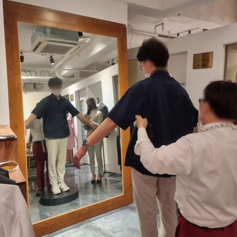 완벽한 예복을 위한 사이즈체크🤵
.
.
.
다이렉트결혼준비 카페가입시 추천인에 "웨딩또치" 를 적으면 30000포인트를 받으실 수 있어요 :)

direct.wedding

✅가입시에 꼭 추천인을 입력하셔야해요

#다이렉트결혼준비 #다이렉트웨딩카페
#웨딩또치 #토냐테일러 #맞춤정장
#예복 #맞춤예복 #결혼준비 #웨딩일기
