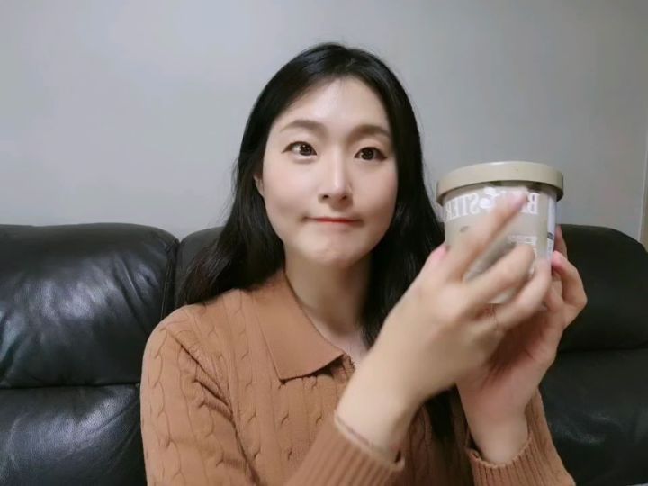 #제품제공 #KFBA

이왕 먹는거 맛있게 먹어줘야지🫶
아이스크림 중에서도 프리미엄 원유로 만든 부르스터스🙆‍♀️

부르스터스브랜드는 미국에서 시작되어
유일하게 미국과 한국에서만 독점생산을 하고 있어
더 믿을 수 있는것 같아요🫶💜🫶

우유의 품질이 좋은 펜실베니아에서 만들어
우유 가공품중에서도 뛰어난 품질에 맛까지....
못잃오....🫠

사실 저는 아이스크림 전반적으로 텁텁함과 단맛이 싫어서
아이스크림을 잘 먹는 편이 아닌데
브루스터스는 텁텁함도 덜하고 많이 달지 않아서
무한흡입 가능할 것같아요🙆‍♀️

미니버전과 파인트버전 두가지가 있는데
미니버전은 뚜껑 안쪽에 스푼이 있어
밖에서 먹기에도 편하고, 아이 간식으로도 편할 것 같아요!

그래도 뭐니머니해도 아이스크림은 파인트지!
하는 분들은 (나야나)
크게크게 OTT와 함께 퍼먹는 맛!!
넋놓고 먹게 된답니다😍

미니버전은 망고샤벳, 타로,라임샤벳, 
바닐라맛, 흑임자, 민트초코
파인트버전은 얼그레이, 밀크바닐라, 망고샤벳, 그린티, 초코
다양한 맛으로 즐길 수 있어요🙆‍♀️

프리미엄 원유의 건강한 단맛을 찾으신다면
꼭 함께하세요!!
지희원픽은 얼그레이맛🤎
우리엄마 원픽은 타로맛💜

#부르스터스 #아이스크림 #아이스크림맛집 #바닐라아이스크림 #초코아이스크림 #디저트 #아이간식 #아이스크림배송 #달달구리 #후식
