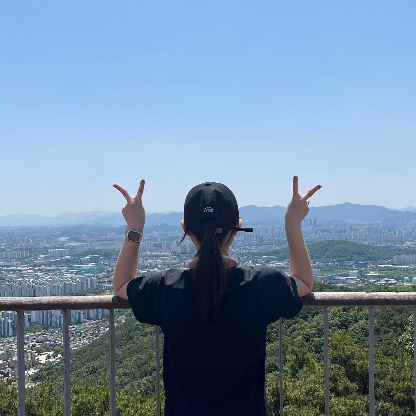 치료받기전에 갔던 내 마지막 등산. 내 마지막 함지산.
진짜 다시 가고싶다. 그리고 진짜 양지윤 그자체ㅋㅋㅋ
대구로 모자에 쌩얼에 넥쿨러ㅋㅋㅋ
나 왜 죄다 넥쿨러 안빼고 사진찍은거야🤣넘 시원했니...?
꼭 다시 가자 야등도 꼭 하구 정상에서 아아 마시는거 넘 좋잖아
또 하구싶잖아ㅜㅜෆ
올해 등산은 아직 22회 남았다 가을 주거따~

#함지산 #등산 #등린이