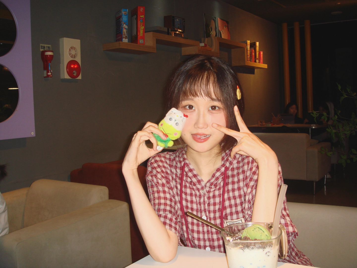 윤이 만나러 달려가다가 버정에서 자빠져가지고
발꼬락이랑 무릎이 어 리를 빗 갈렸다^__;;;;;;
윤이한테 톡으로 찡찡찡찡대다가 약속장소 도착했는데. . . . 저 멀리 약국에서 나온 윤이가 연고랑 밴드를 사다줬다. . .

엄절부절 엄들짝 귀엄둥이 엄랑둥이 엄스트라다무스 엄랑해

#ootd#selfie#summer