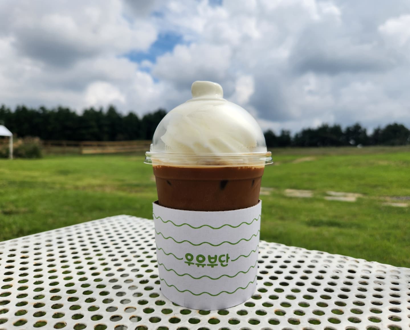 <제주도> #우유부단 #제주한림

🥧아이스크림라떼 6.5 🍦아이스크림 5.0

아이스크림은 콘이나 컵으로 가능한데 친구왈 아이스크림 콘으로 밖에서 사진찍어줘야한다고해서 콘으로 받았는데

아이스크림 삽시간에 줄줄 흘러내립니다ㅋㅋㅋ 사진찍을새도 없어서 비추에요ㅋㅋ

맛은 상상하시는 그맛입니다. 상하우유목장 아이스크림 비슷한 맛이에요!

#제주한림맛집 #제주한림카페 #제주한림공원 #제주카페 #제주도 #제주도여행 #제주도핫플 #제주도가볼만한곳 #제주도핫플레이스 #제주도친구와함께여행 #여행스타그램 #먹스타그램 #좋아요 #카페스타그램