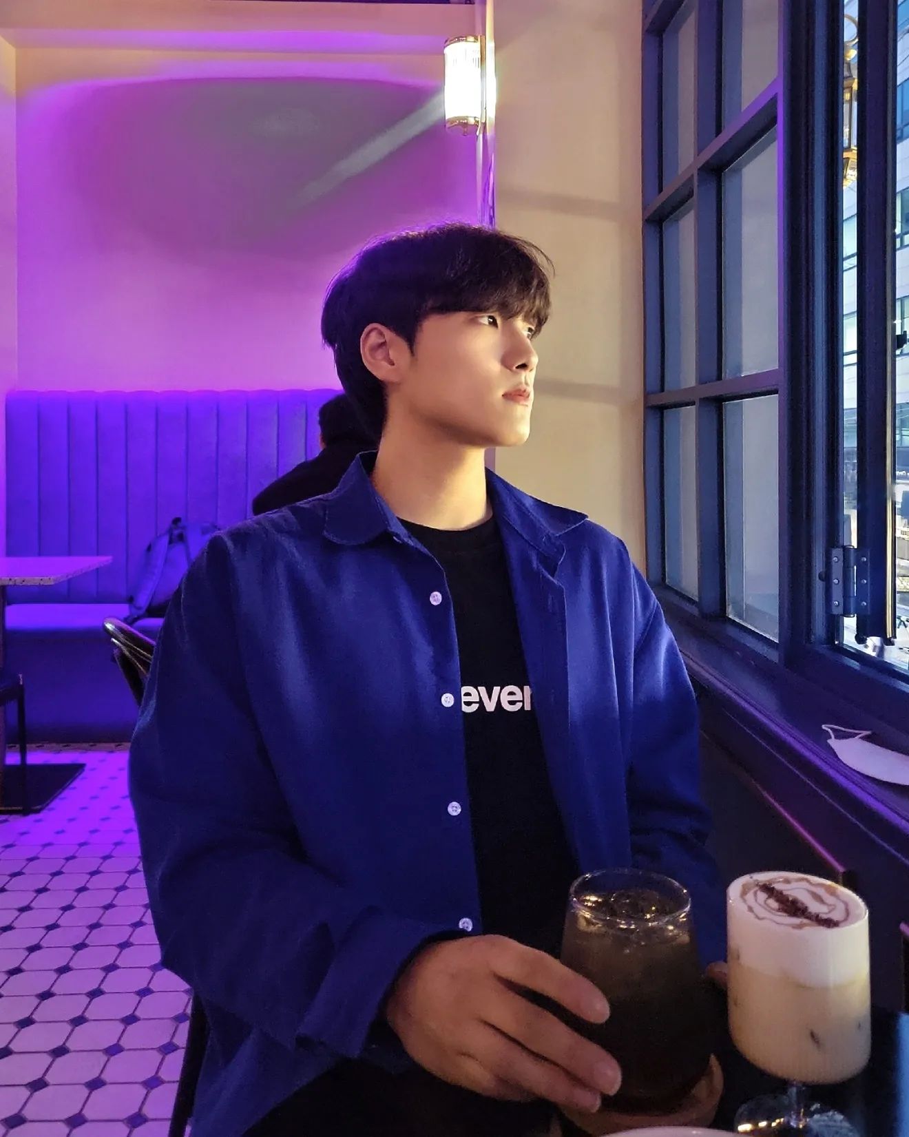 #협찬 가로수길에 위치한 카페에 다녀왔어요! 좋은 원두를 사용해 내리는 커피와 매장에서 직접 만드는 수제 디저트 맛집이고 쿠키는 무려 글루텐프리라는 점😆

디카페인도 주문가능하고 내추럴 와인과 사장님이 개발하신 안주도 판매중입니다. 와인과 커피는 밤낮을 가리지 않고 즐기실 수 있고 심지어 가성비도 뛰어나서 소개팅이나 데이트에도 좋을 것 같아요🥂

해가 저물면 매장 불이 꺼지고 UV조명이 켜지면서 분위기가 색다르게 변하여 색다른 매력을 느낄 수 있습니다✨️

저처럼 사진 찍는걸 좋아하는 분들에게도 셀피존이 따로 있어서 안성맞춤인 곳입니다📸
#뮤지드아트
📍서울 강남구 압구정로2길 46 강남상가 2층
☎️0507-1333-5548

museed_art