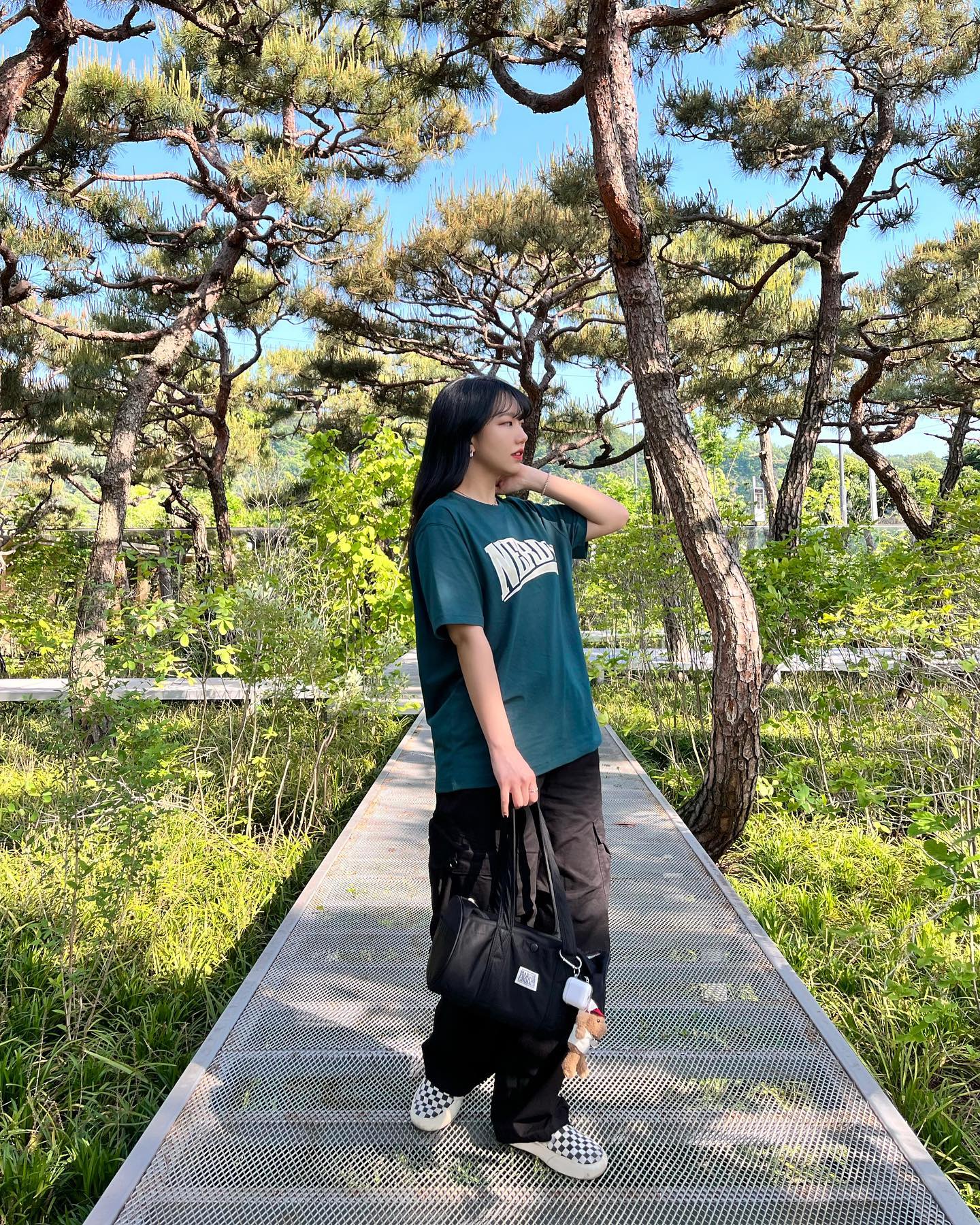 #제품협찬 콧구뇽에 바람 넣기💨🌿

내가 좋아하는 다크그린에
데일리한 아치 로고가 포인트-! 
#널디 #nerdy #반팔티셔츠 #빅아치로고반팔티셔츠