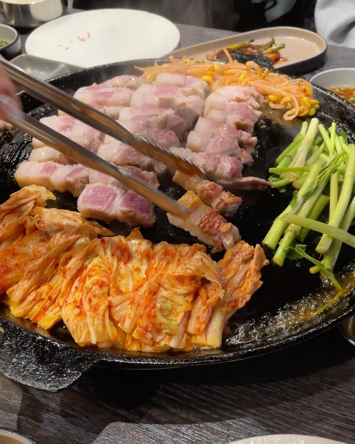 울 동네 #옥련동맛집 #무쇠고기
100% 국내산 무항생 최생급한돈, 한우만 사용.
음식점위생등급 우수받은 #인천맛집
매장이 넓고 룸도 있어 중요한 모임,
단체회식, 가족모임 하기 좋은 곳
점심타임엔 점심특선메뉴가 있어 가성비 good!
고기 직원분이 직접 구워주시고
사장님도 넘 친절해서 다시 찾고 싶은 곳
#인천맛집 
#연수구맛집
#옥련동맛집
#송도역맛집
#인천고기집
#연수구고기집
#옥련동고기집
#연수구삼겹살
#옥련동삼겹살
#한우맛집
#무쇠고기
#무쇠고기송도역점
(포블로그에서 협찬받았습니다)
