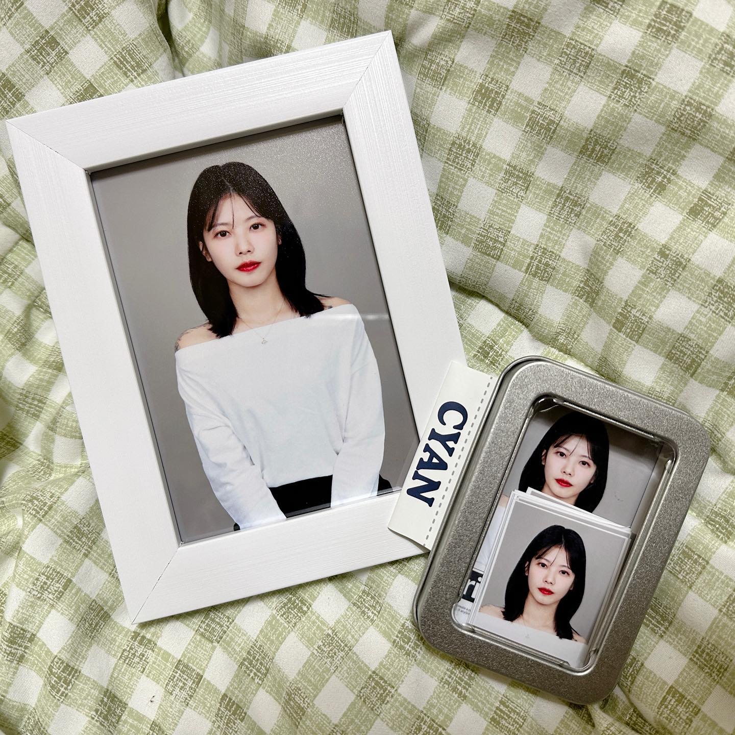 photocyan.official magok

#협찬 

마곡과 발산 사이에 위치한 '시안사진관 마곡점'
두번째 프로필사진 촬영이라 거리낌없이
바로 달려갔다앗..ㅎㅎ

예약제로 운영하고 있고 1:1로 진행가능해서
부끄럼없이 작가님과 촬영도하고 보정도함께했닷!

세상에...
사진촬영하기전에 파우더룸에서 머리랑 화장을
고칠수 있게 완비해 있고, 고데기 드라이기 없는게 없다...
그리고 파우더룸도 어쩜 이리 예쁜지! 체고!
촬영들어가기전에 마구마구 거울셀카를 찍었댜!

나는 퍼스널컬러를 받아본적이 없댜 아직까지는 ㅠㅠ
그래서 항상 배경색상을 뭐로 해야하는지 고민이 많았댜..
근데! 요기 시안사진관마곡점 작가님..정말 친절하고
질문 많은 나에게 대답도 다 해주셔땨 ㅠㅠ 왕감둉..

원본이 말도 안되게 예쁘게 나왔댜..내가 이쁘다는건아니규ㅎ 
작가님이 미친각도를 아시는것같다...

촬영이 끝나고 1:1보정 중에도 계속 말걸어주시구..
퇴근하고 간거라서 되게 힘들었는데 토닥토닥
기운얻고 감니댜 ㅠㅠ!

머리 예쁘게 길러서 또 방문해야짓...
기다리세여 자까님.. 글구 꼭 번창하시길 >_<