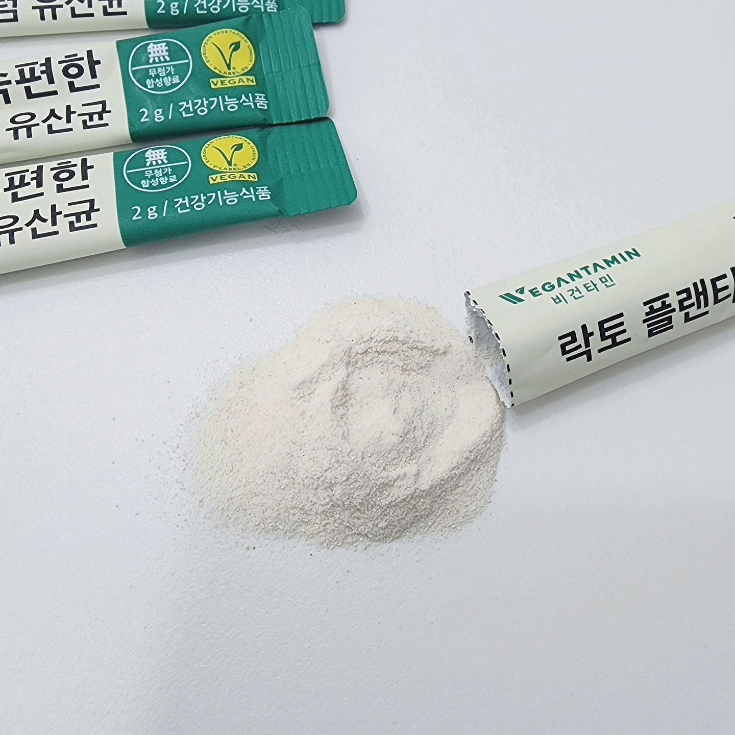#제품제공 X 비건타민패밀리유산균
❝속편한 락토 플랜타럼 유산균❞은 영상에서 보이듯이
덩어리지지 않고, 너무 잘 녹아서 좋더라구요❤︎

온 가족 함께먹는 패밀리유산균이라해서 먹어봤는데,
미숫가루 맛이라 부담없이 없고, 고소한 맛이 좋아요👍
유당 없는 락토프리라 속도 편하고, 비건 인증제품으로 
친환경 브랜드더라구요ᄒᄒ 체내 흡수력을 높이기 위해 
비다민D3원료를 사용한 비건타민 유산균 너무 좋아요

하루 한포면 충분한 양으로 장건강 챙길 수 있다구요🫶

𝒕𝒉𝒂𝒏𝒌𝒔 𝒕𝒐_ vegantamin
.
.
.
#온가족유산균 #비건제품추천 #장건강관리