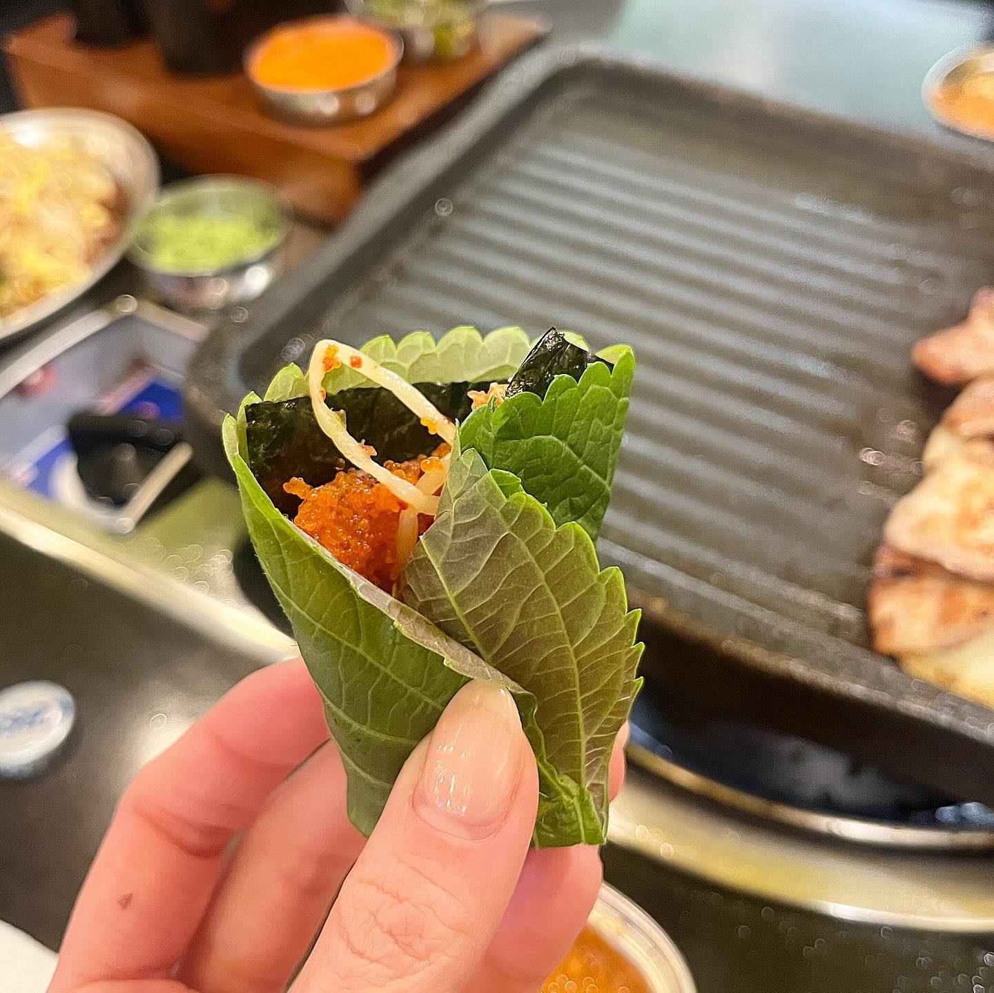 🍴#예삐푸드 #예삐맛집 😋
.
.
.
📍인천 서구 서곶로301번길 16
⏰월~토 11:00 - 01:00 (일요일휴무)
📖 천겹살 18,000원 2인 / 맥주 / 막걸리
.
.
.
서구청 육더쿠 진짜 짱짱맛도리탱탱
직원분이 정성스럽게 잘 구워주시고 기본으로 뜨끈한 우동이 나옴
깻잎 + 김 + 날치알 + 고기 + 고추절임 + 해초와사비 + 콩나물
이렇게 마끼처럼 싸먹으면 지인짜 마싯당...
친구랑 둘이 한쌈 한쌈 먹을때마다 박수치면서 먹음..ㅋㅋㅋ👍🏻
.
.
.
.
#육더쿠 #서구청육더쿠 #인천서구청맛집 #육더쿠천겹살 #육더쿠서구청 #심곡동맛집 #연희동맛집