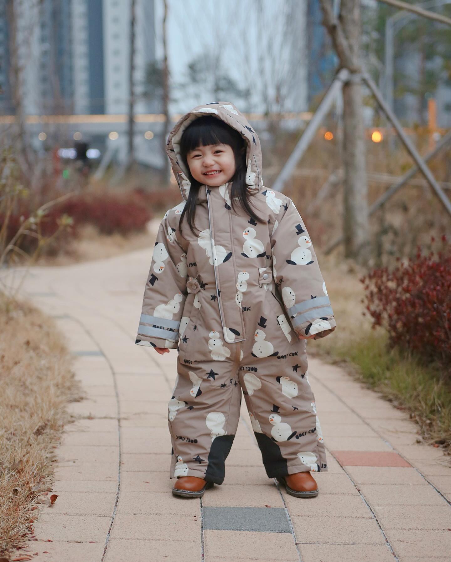 #광고 kidikidi_kr x milibam_official 
꺅! 키디키디에서 구매한 밀리밤 올인원 스키복
올겨울 아무리 추운 날씨여도 걱정없구 눈오면
뒹굴거릴 생각에 벌써부터 기대되요 𓂃◌𓈒𓐍

올인원인데 안에 어깨끈이 있어서 실내에서
입고 벗기가 편하고, 소매부분의 야광테이프 디테일과
바지 밑단의 지퍼사용으로 신발을 신고 벗기도 편해요
시보리도 짱짱해서 바람이 들어갈 틈 없어 보이죠?
입혀놓으니 너무 귀여워서 마음에 쏙- 들어요❤︎

워낙 보온성이 강해서 안에 가볍게
벨벳 반목티만 입혔는데도 후끈할 정도에요.ᐟ
눈이 펑펑오는날 진짜 눈밭에 굴려야지ㅋㅋㅋ

/ 키디키디 x 밀리밤
선착순 쿠폰과 스페셜 베네핏 더블 쿠폰팩,
그 외에 다양한 할인혜택이 많으니 꼭 혜택 받아보세요

/ 하율 𝟥𝟨𝖬 𝟫𝟤𝖼𝗆 𝟣𝟥𝗄𝗀 𝟣𝟢𝟢 𝗌𝗂𝗓𝖾
벨벳 골지 반목 폴라티 블랙 𝟣𝟤𝟢 𝗌𝗂𝗓𝖾
밀리 올인원 스키복 베이지 𝖲 𝗌𝗂𝗓𝖾

#키디키디 #kidikidi #키디크루 #밀리밤
#벨벳골지반목폴라티 #밀리올인원스키복
