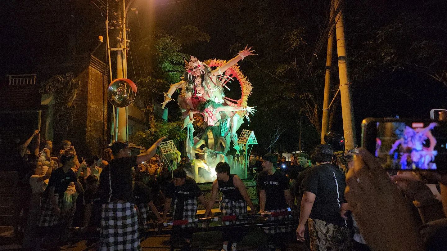 #Nyepi #ogohogoh #Bali
발리의 사카력으로 신년이 되는 발리의 뉴피
발리는 여느사람들의 말처럼 신들의 섬이었다
전세계에서 유일하게 기념일을 위해 비행기도 뜨지않는 뉴피
모두가 침묵하는날 뉴피는 살면서 본 별들을 다 합친것보다 많은 별이 떴다
이 무언가 휘몰아치는 여운을 느끼며
나는 페스티벌을 참 좋아하는구나 좀 느꼈달까
뉴피에 발리를 방문한다면 오고오고는 필수
(이런걸 할미처럼 왜 봐 이러다가 나 할미됨)
밤에는 별 꼭보기
별보면서 친해진 발리칭구들 넘나 순한 것 ㅠ