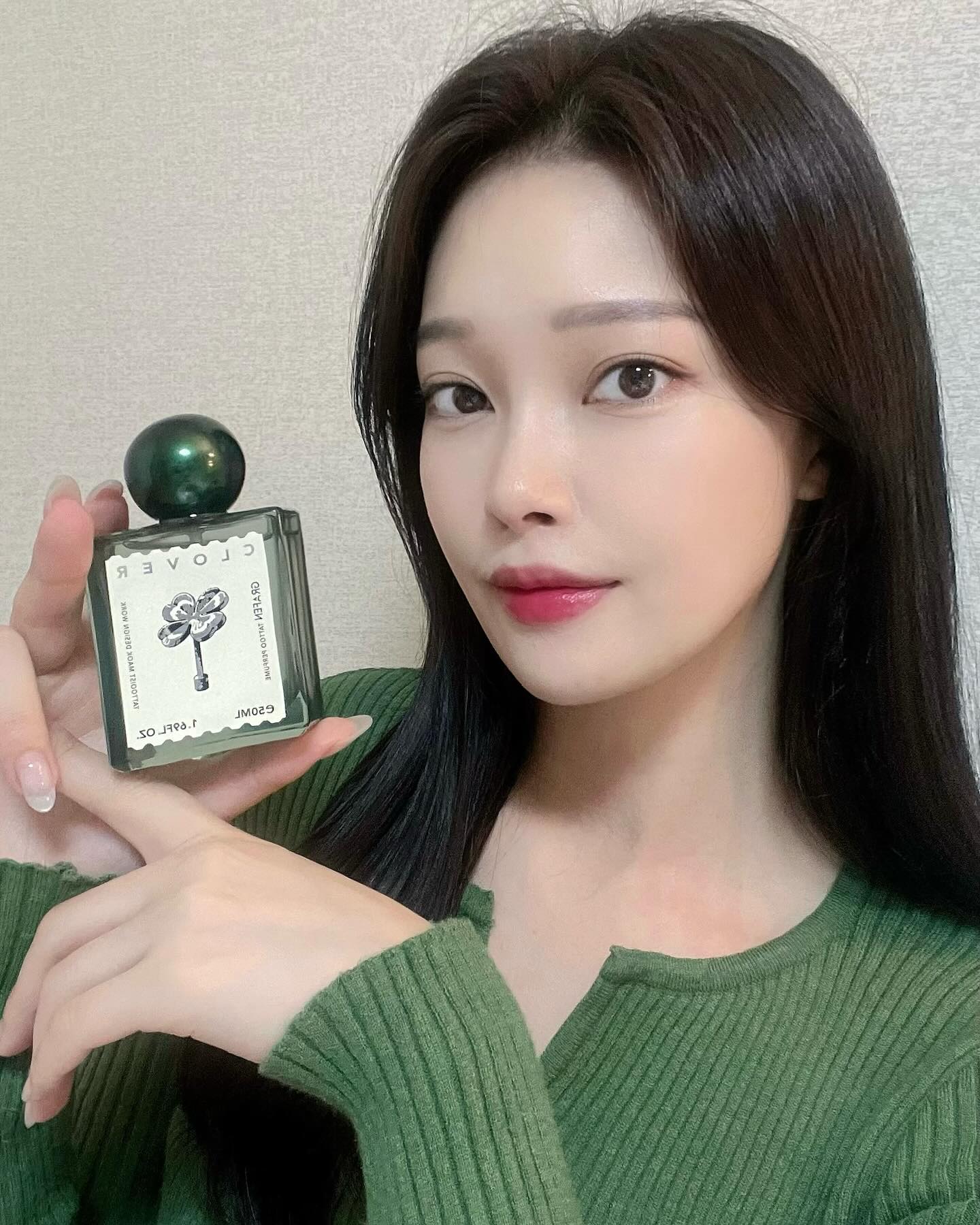 #광고 grafen_official 행운을 가져다주는 향기🍀
그라펜에서 새로 출시한 타투퍼퓸 클로버!!
머스크향 베이스로 시작해 싱그러운 민트향까지,,♥
정말로 숲속에 있는 기분이라 상쾌하고 시원해서 기분전환된다구요 ‘◡‘✿
스티커로 내맘대로 꾸밀 수 있는 파우치도 너무 귀엽구
타투 퍼퓸 클로버랑 함께하면 행운이 가득할 거 같아요!
그라펜 타투 퍼퓸 클로버는 무신사에서 구매할 수 있어요🍀🤍
.
.
#그라펜 #타투퍼퓸클로버 #grafen