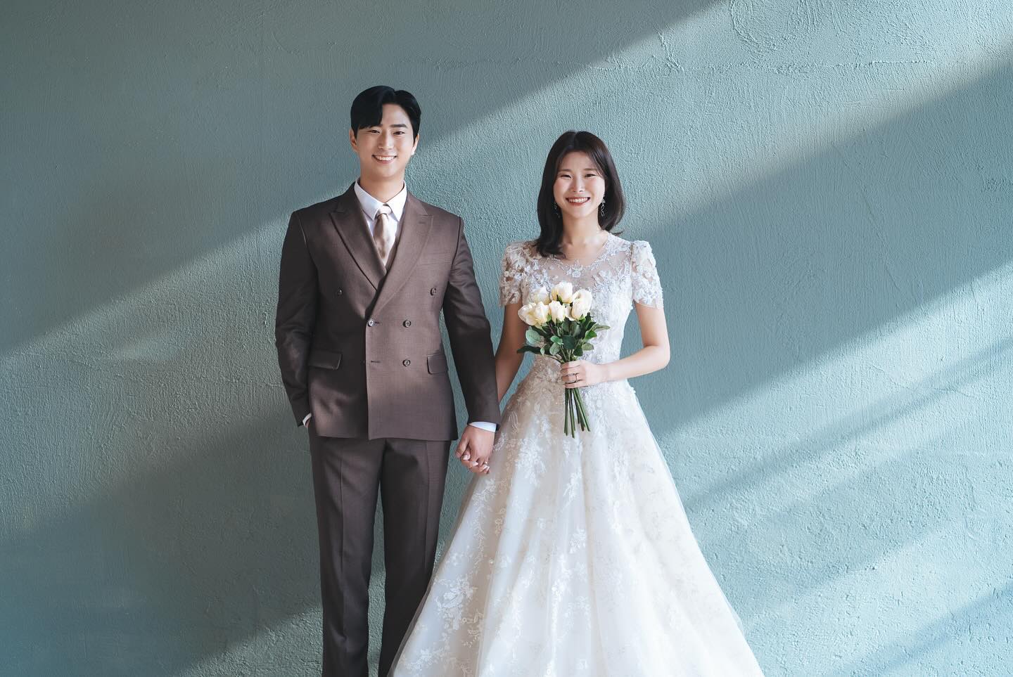 .

💍 2024.06.15(토) 12:40
💍 더파티움 여의도 B1층 그랜드컨벤션홀

같은 생각, 같은 마음으로 설레게 시작했던 저희가
인생의 여정을 같은 길로 함께 걸어가려고 합니다.
한 분 한 분 찾아뵙고 인사 드리는 게 도리지만,
갑자스럽게 드리는 연락이 부담스럽진 않을까
조심스러운 마음에 연락을 못 드린 분들도 있습니다.
너그러이 이해해주시고 편하게 연락 주시면 
감사한 마음으로 좋은 소식 전하겠습니다.
저희 여행의 출발점에 여러분을 초대하오니 
함께하시어 많은 축복과 격려 부탁드립니다.