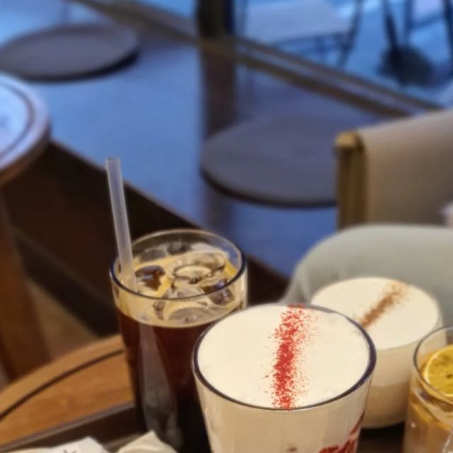 서울맛집 직진진쮸 | 강남맛집▪︎용산맛집 외 다수✨️ on Instagram: "#협찬 직접 만든 디저트와 음료가 찐텐으로 맛있는
#레드닷커피 양재역 근본카페로 소개합니다! 

#양재천 산책하러 갈 때마다
눈여겨 봤던 카페였는데
사람들이 테이크아웃으로 많이 사가더라구요

카페인지 빠띠쉐리인지
분간이 잘 안 됐는데

오늘 방문해보고 알았습니다...
😘아, 여기는 디저트 맛집이구나...!!!

알고보니 사장님이 직접 만드신대요!
반죽만 받아와서 굽는 게 아니랍니다
ㅎㄷㄷ...

드셔보시면 알게 되겠지만
사장님 엄청난 제과제빵 실력자이신데요...?

🍰#머스코바도버터바 4,000
🍰#초코청크브라우니 4,000
포장도 감성 터지고 
맛도 정말 꾸덕한 퍼지 아이스크림을 먹는 듯
훌륭해요~!! 😊

🧁#파운드케이크 3,800
머핀인 줄 알았는데
1인분으로 만든 파운드케이크였어요
색깔이 너무 고운 #황치즈 파운드와
할미입맛 사로잡은 #쑥 파운드 주문했어요

맛은 말/해/모/해 입니다

☕️#디카페인아메리카노 4,000
스벅 디카페인아메보다 맛있더군요!!!(갬동)

🧋#크림딸기라떼 5,500 ❤❤❤
원래 살찔까봐 딸기라떼 이런 거 잘 안 먹는데
한 입 먹어보고 완샷했습니다....
이렇게 맛있어도 되나요?(저 살쪄요 ㅋㅋㅋ)

🧋#수제밀크티 4,000 ❤❤
한국 밀크티는 보통 너무 달아서 싫어하는데
레드닷 사장님 정말 맛잘알이에요
고오급 생크림으로 고소한 풍미를 UP하고
고오급 홍차잎을 진-하게 우려내서
환상의 조화에요!
매일 아침밥으로 먹고싶을 정도!?!!

🧃#오렌지비앙코 6,000 ❤❤❤❤❤
아니 자네 이게 뭔가?!!
내가 이런거 좋아하는 지 어떻게 알고?!🥺❤
짤이 저절로 생각하는 대존맛 음료 발견 ㅠㅠ
오렌지필밀크초콜렛을 연상케하는
고급진 음료에요
꼭 드셔보세요

아니,
음료도 디저트도 정말 훌륭한 카페인데
매장도 예쁘고 차분해서 공부하기에도 
안성맞춤이에요~

애정하는 지인분들과
양재에 들리면 꼭 방문해보세요!

🔆서울 서초구 논현로31길 64 1층
🔆08:00 - 19:00 (일요일 11-18)
🔆카카오페이, 제로페이 가능

#강남카페 #강남맛집 #양재맛집 #양재카페 #양재로컬 #직진진쮸 #리뷰노트 #먹스타그램 #먹팔해요 #선팔맞팔 #먹팔 #좋아요반사 #좋아요 #likes4likes #강남 #gangnam #양재직장인맛집 #강남직장인맛집"