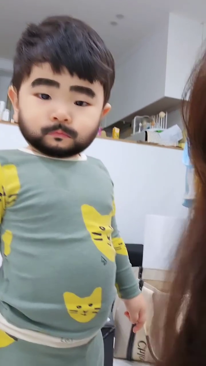 #요래됐슴당
목감기 심해서 집콕하는
떠호랑 스노우 놀이하기 ㅋㅋㅋㅋㅋ
수염 왜케 찰떡이야 🤣🤣

#오늘도엄마웃게하는너
