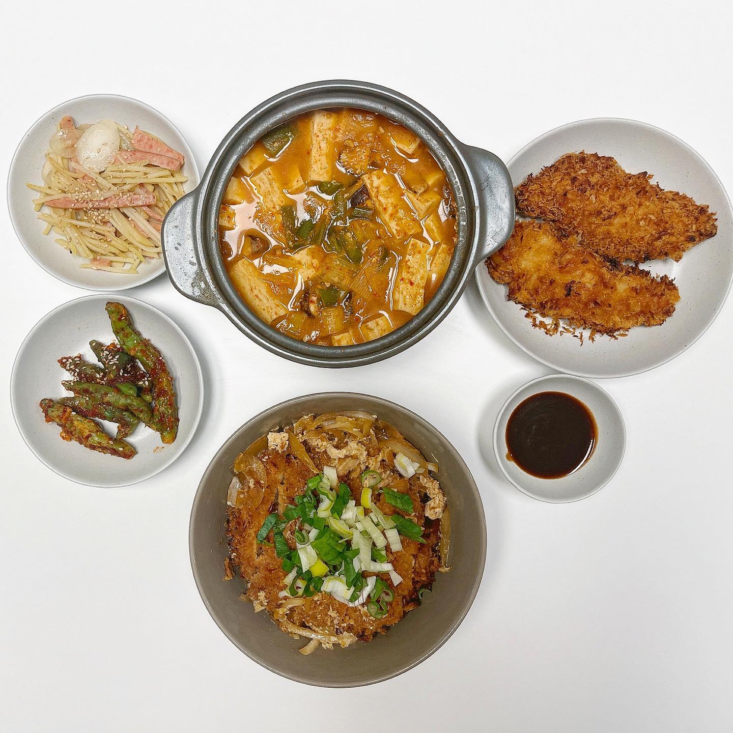 오늘 예랑이 저녁 🍴

➜돈까스덮밥, 된장찌개 ❤︎

네 마쟈용 -!! '◡' 
계속 예랑이 살찌우고 있습니당 ^.^
제가 아파서 몇일 예랑이 저녁을 못해줘서🥲
먹고싶은거 만들어줬어용 -!! ㅎㅎㅎㅎ
반찬도 똑 떨어져서 반찬만들고 
뜨근한 밥으로 덮밥 만들어줬어요🤭
이제 한달 남았눈데 한달동안 더더어 많이 먹어죠💗

#오늘의집밥 #저녁메뉴 #저녁 #돈까스덮밥 #된장찌개 #집밥 #집밥기록 #남편밥상 #오늘뭐먹지 #소통 #일상 #홈쿡 #먹스타그램 #맞팔 #댓글