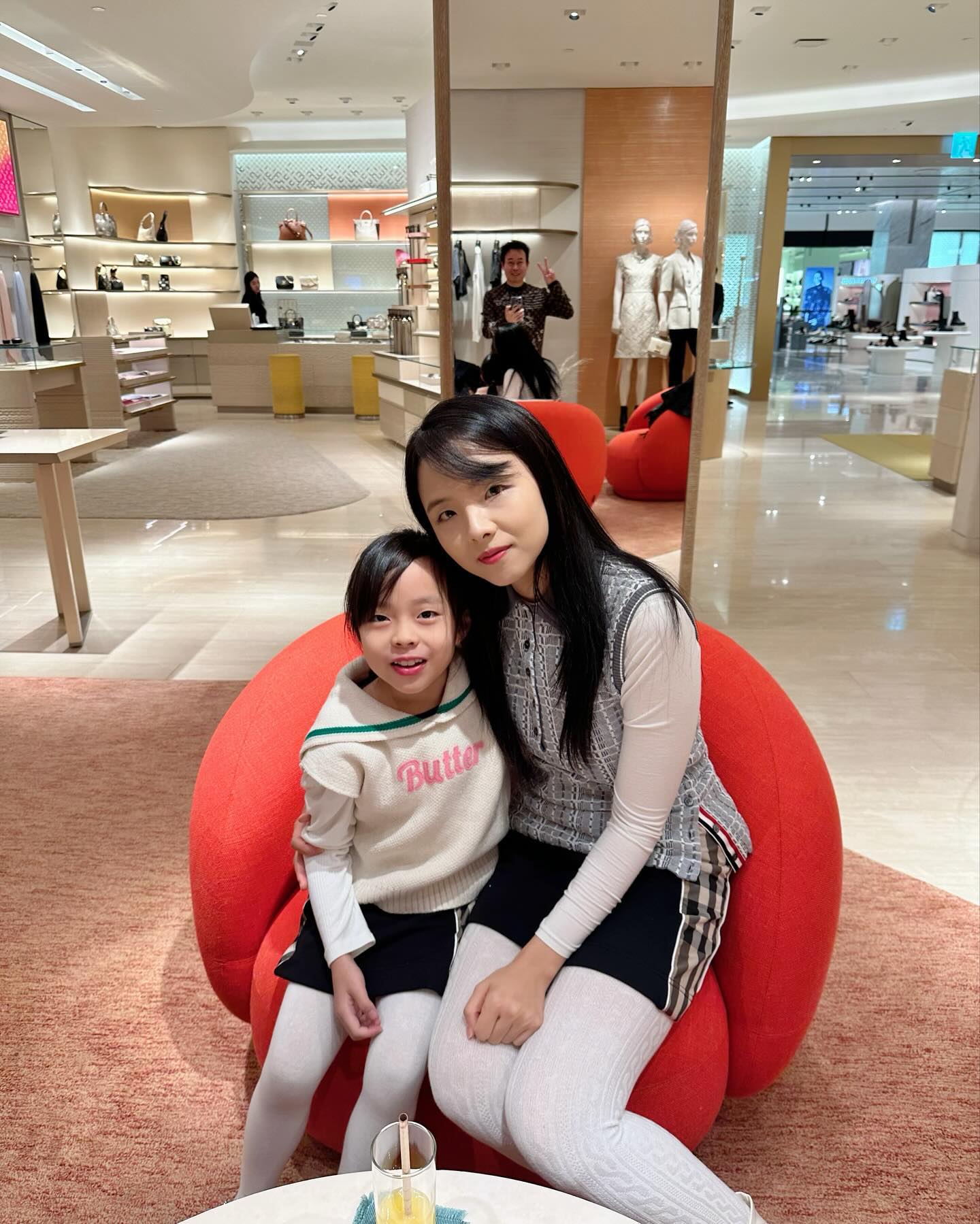 첫째딸과 커플로 맞춘 버버리키즈 스커트입고 신세계 경기점 루이비통 여성매장에 옴👨‍👩‍👧
드디어 원하던 봄버 자켓 발견했는데 이마저도 한국에 없는 옷이라 해외 오더함!
생일 선물 고마워요 여보:)❤️

#신세계경기점루이비통 #루이비통여성매장 #루이비통리버서블점퍼 #루이비통옷주문 #버버리키즈 #톰브라운베스트 #루이비통니트