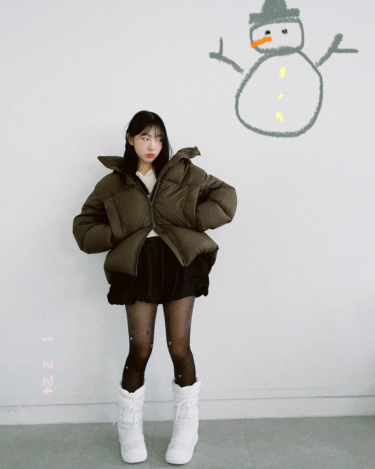 눈 오는날 다 놓치고 뒤늦게 구매한 패딩부츠 ❄️
예진이한테 물어물어 알아낸 스타킹이랑 찰떡이다.
그래서 눈 언제온다고 ?????
패딩부츠 신고 눈 위를 누비고 싶댜규 ☃️