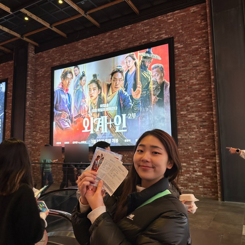 #협찬
영화 외계+인 2부 #1월10일극장개봉 
저는 외계+인 1부 넷플릭스 에서 보고,
과연... 어쩐 전개일까..
과거와 미래 수 많은 떡밥을 과연
어떻게 풀어나갈 것이며... 여기가 바로..
한국판 세계관 맛집인가요...!?

새해부터 볼거리가 너무 많네요~ㅎㅎ

전우치 / 도둑들 / 암살 의
최동훈 감독님으로
연출부터...넘나 내서타일...
​
앞에서 소개한 영화들의 개그코드들이 잘 맞았다면..
이번 영화 외계+인 2부 역시..말해뭐해..?

시원시원 액션에 캐스팅라인까지..갓벽..
새해 영화는 외계+인 2부로 시작해보세요!
.
.
.
#영화추천 #외계인_2부 #영화외계인 #최동훈감독 
#류준열 #김태리 #김우빈 #이하늬 #염정아 
#조우진 #김의성 #진선규 #영화리뷰 #영화감상 
#영화후기 #문화생활 #영화데이트 #영화