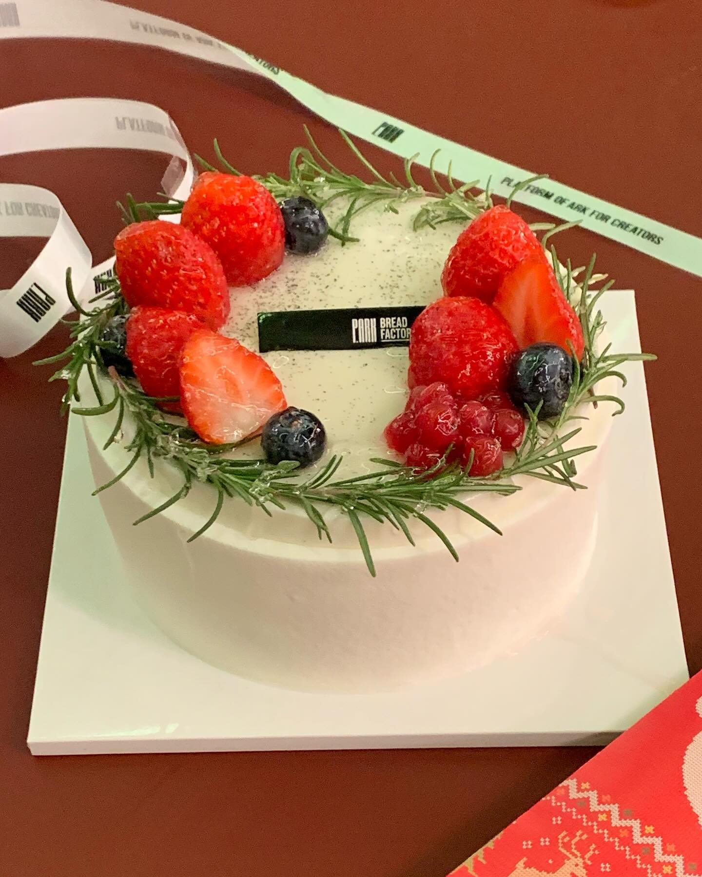 #협찬 우유 케이크 너무 좋아하는데 피아크에서 크리스마스 시즌으로 나와서 파티도 하고 즐거운 시간을 보냈어요🎄
파노라마 오션뷰에 영도에 오신다면 꼭 들리셔야 하는 코스예요! 실내면적만 550평 규모에 큰 크리스마스 트리에 아이들이 뛰어다니기도 좋고 베이커리부터 커피까지 맛있답니다🤍

그리고 크리스마스 케이크 예약은
11.29(수) - 12.15(금) 네이버예약시 20%할인 
수령일은 12.19(화) - 25(월) 할인기간 놓치지마세요🫰🏻

#협찬 #우유푸딩케이크 #피아크 #피아크카페 #피아크크리스마스 #크리스마스케이크 #크리스마스 #부산크리스마스케이크 #부산크리스마스파티 #연말파티 #연말케이크 #디저트추천 #부산카페 #영도카페 #부산복합문화공간 #부산문화복합공간