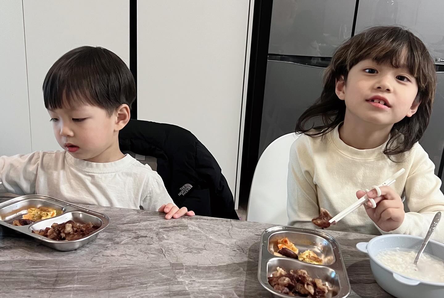 밥먹다 별안간 똥꼬 뽐내기 파티 💩 너희 비위 좋네…??????ㅋㅋㅋ #진풍경 #밥이나먹어라 #골때리네 #육아스타그램