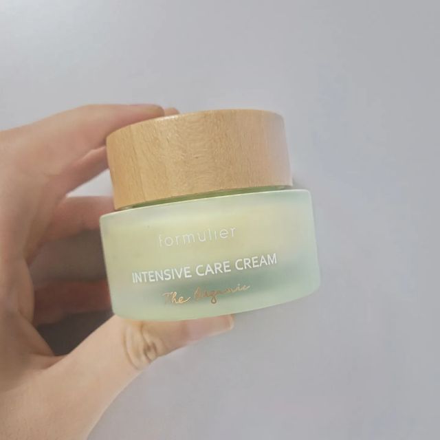 달달 무슨 달 on Instagram: "❗️포뮬리에 인텐시브 케어 크림❗️

촉촉한 발림성과 향긋한 풀향의 비건 크림!
가을의 건조한 피부 케어해주기😉

👌국제 기준인 코스모스 오가닉 인증

👌스킨케어 4종 비건인증 완료

👌인공향료 NO! 식물성 아로마 오일

👌ph 4.5~6.5 약산성 포뮬라

👌인체피부 일차자극 시험 완료

👌친환경 패키지
.
.
.
.
.
.
.
.
.
.
.
#인센티브크림 #비건화장품 #케어크림 #씨씨앙 #협찬 #후기 #리뷰

(씨씨앙을 통해 업체에서 제품만 제공받아 객관적으로 평가한 후기입니다.)"