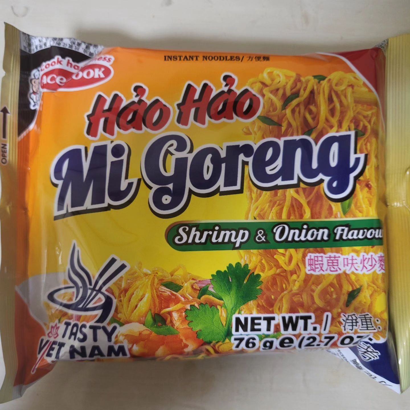 에이스쿡 #haohaomigoreng (₩890)

베트남 볶음면. 홈플러스에서 6개입 2900원 행사할때 구입.
구성은 우리나라랑 유사한 얇은면, 유성스프, 분말스프 건더기스프 구성.

맛은 조금 매콤하고 양파향 나는 볶음면이라 보면 된다. 아쉬운 점은 새우맛이 난다고 적혀있긴 하지만 나진 않아서 많이 아쉬웠다.
그냥 저렴한 가격으로 외국 라면 먹을수 있을 정도랄까. 

3.4/5
재구매 의사 X
--
#acecook #acecookvietnam #베트남라면 #외국라면 #하오하오미고랭 #미고랭 #vietnam