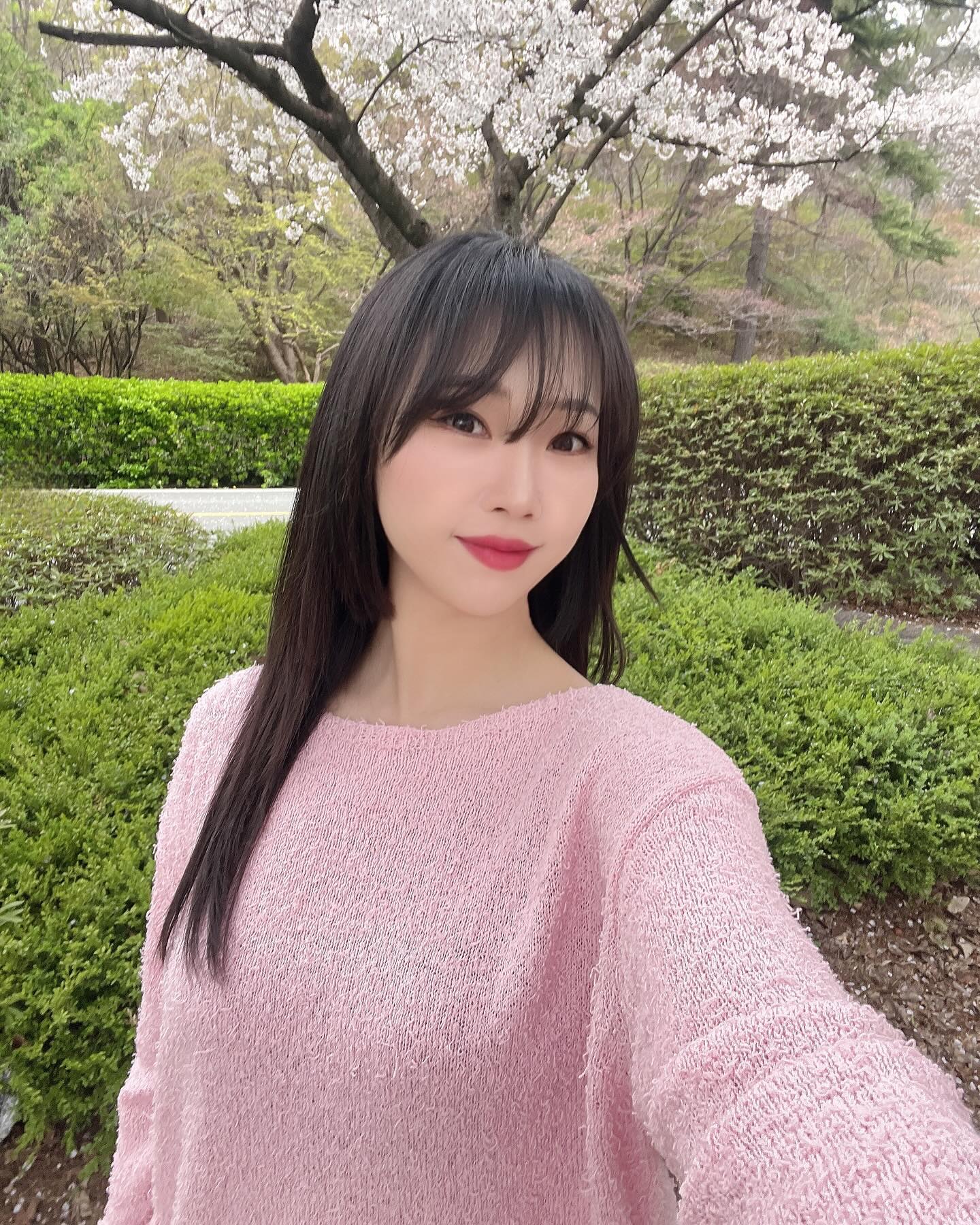 _
_
벚꽃놀이 간다고 핑크로 입어봄💗
맨날 시커무리 칙칙하게 입어서
muse.pohang 사장님이 추천해준
러블리 하고 여리여리 해배배한(?) 핑크니트
첨에 부담스러웠는데 볼수록 예뻐서 누가 꽃인지😌🌸