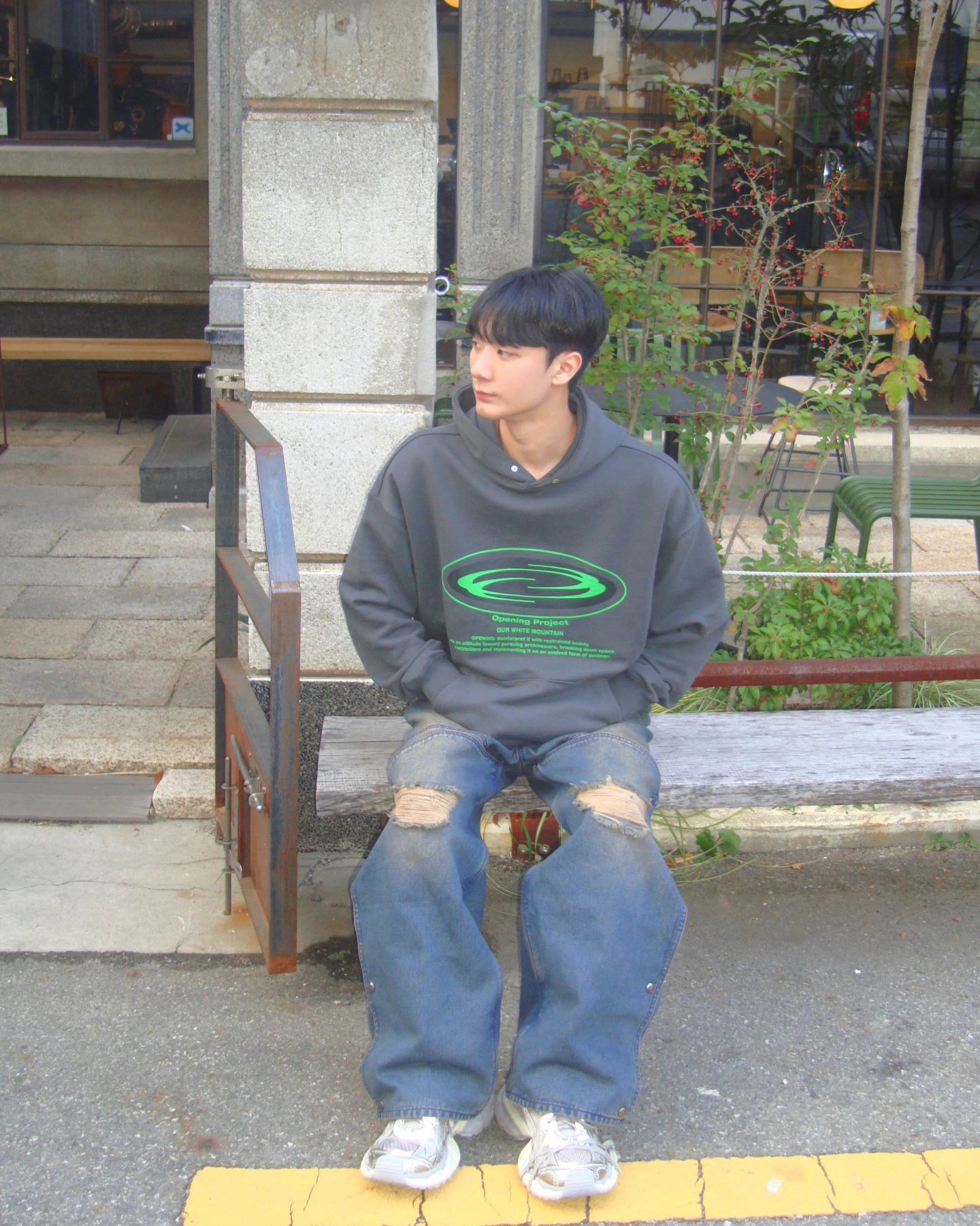 디카로 찍어봤는데 어때요😎😎

(산지 하루만에 술먹다가 3xl 앞끈 잃어버린썰 푼다..)