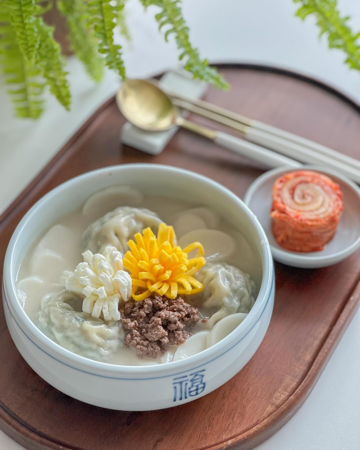 .
맛있는 명절 음식 많이 드셨나요? 😊
어제부터 배가 터지게 먹고 있어요 ㅎㅎㅎ
내일도 모레도 맛있는 음식 많이 드시면서 
즐거운 연휴 보내세요^^

모두 새해 복 많이 받으세요 😊
 
#새해복많이받으세요 #현이네식탁 #떡국 #계란지단꽃 #플레이팅
