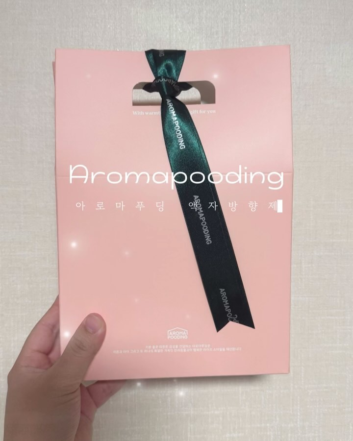#어버이날선물
#협찬 #아로마푸딩 

「아로마푸딩 어버이날 미니액자 기프트팩」

미니액자 기프트팩은 깔끔한 패키지디자인으로
다가오는 어버이날을 위해 양가부모님께 선물하기 좋은 
아로마푸딩에서 특별히 준비한 기획구성이에요~♡
설치방법도 큐알코드나 그림으로 쉽게 설명되어져있고
방향제향도 은은하게 퍼져서  진한 향 
별로 좋아하지 않는 저는 완전 대만족이었어요~🤩
안전기준 인증받은 향이라 안심히고 
차량에 둘수있어요💓

이래저래 바쁘다보면 아이들데리고 양가부모님댁에 
자주 못가는데  하나씩 드리면 차타실때마다 
아이들모습에 흐뭇해하실 생각하니 
한번씩 해드려야겠더라구요☺️
(즤집차에 한번 해봤는데 아이들이 좋아하기도해요)

사진도 예쁜걸로 골라 하나씩 드리면 
정말 좋을거같아요~🥰
(사진 보정이나 디테일은 주문자컨펌 후 제작 진행)

미니액자 방향제 2 / 방향제 리필 2 / 
미니액자 악세사리 1 (카네이션or스마일플라워)
1세트 액자2개입 구성/동일옵션 구매시 2+1
(총 2개 구매시 1세트 , 증정 다른디자인❌)
향종류
시트러스우디 /라즈베리 / 라벤더 / 클린코튼

𝚃𝚑𝚊𝚗𝚔𝚜 𝚝𝚘 ꕤ aromapooding

#어버이날선물 #부모님선물 #어버이날 #새차선물 
#포토방향제 #차량용방향제 #차량용액자 #차량용액자방향제