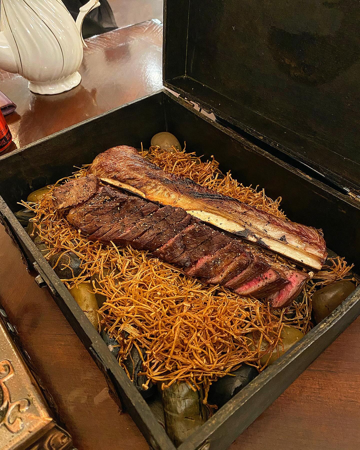 #만수옥 

파주에 있는 핫플 반전레스토랑 맛집에 다녀왔어요 !
미우새에 나온곳이라서 더 유명해졌다고 하더라구요 
유럽풍 분위기의 반전 레스토랑이라서 인기가 더 많은 것 같아요!
기념일날이나 특별한날 모임장소로 추천드려요 😋👍

0507-1345-0978

위치 - 경기 파주시 돌곶이길 8-49

#파주맛집 #파주만수옥 #파주스테이크 #우대갈비 #파주우대갈비 #파주레스토랑 #맛집 #먹팔 #맞팔 #소통 #좋반 #일상 #먹스타그램 #맛스타 #음식 #푸드 #레스토랑 #우대갈비맛집 #맛집추천 #핫플 #서울근교맛집