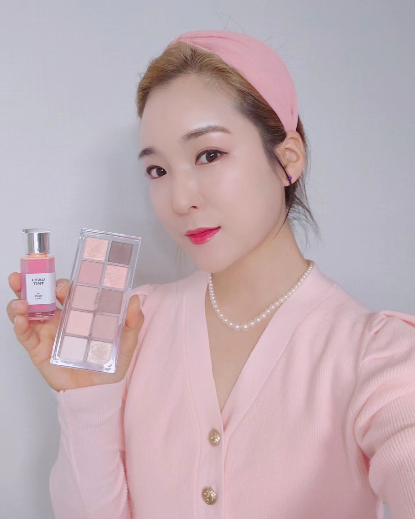 #제품제공 

상반기에는 진한 음영감으로 얼굴 입체감을 표현 하는 게 유행이었다면, 최근에는 '은은한 글로우 광'을 더해 
투명하면서 입체적인 #메이크업 표현이 트렌드라죠?

평소에도 #삐아 메이크업 제품 너무 좋아했는데 
이번에 사용해본 설레는 순간을 담은 #리본디테일 🎀
#리본에디션 진짜 너무 예쁘고 특히 #아이팔레트 는
#BBIA 에서 새롭게 출시한 10구로
베이스부터 아이라인, 음영, 치크까지 활용도가 너무 좋은 컬러들로만 구성되어서 정말 좋더라구요🤍🩷

웨어러블한 컬러 구성으로 팔레트 하나로 #데일리메이크업
특별한 날을 위한 #세미스모키메이크업 이 가능해 소장 가치가 있답니다!!

#로틴트 는 지난 7월 출시되어서 미리 사용해 보기도 했었는데 
바를수록 촉촉한 수분광이 너무 예쁘고요!
컬러감도 쨍하고 지속력 또한 좋아요👍

 라스트 글리터 하이라이너 듀이 로지는 새롭게 출시된 컬러인데
애교살과 입술선에 발라주면 좋은것 같아요.

핑크핑크한 룩에 #톤온톤메이크업 했더니 세상 여성스럽고
예쁘고 다해🩷🩷🩷
.
.
[10월 올영 Pick! 프로모션]
1) 일정 : 10/1(일) ~ 10/31(화) *10월 한달 간!
2) 내용
- 에센셜 아이 팔레트 + 스마트톡 증정 기획/단품 : 30,000원 → 22.900원 (23% OFF)
- 라스트 글리터 하이라이너 : 11,000원 → 9,000원 (18% OFF)
- 로 틴트 16,000원 → 12,800원 (20% OFF)
.
.
.
.
.
#글로우메이크업 #리본메이크업 #kbeauty #메이크업튜토리얼 #makeup #팔레트추천 #틴트추천 #셀프뷰티 #글리터추천 #파룸체험단