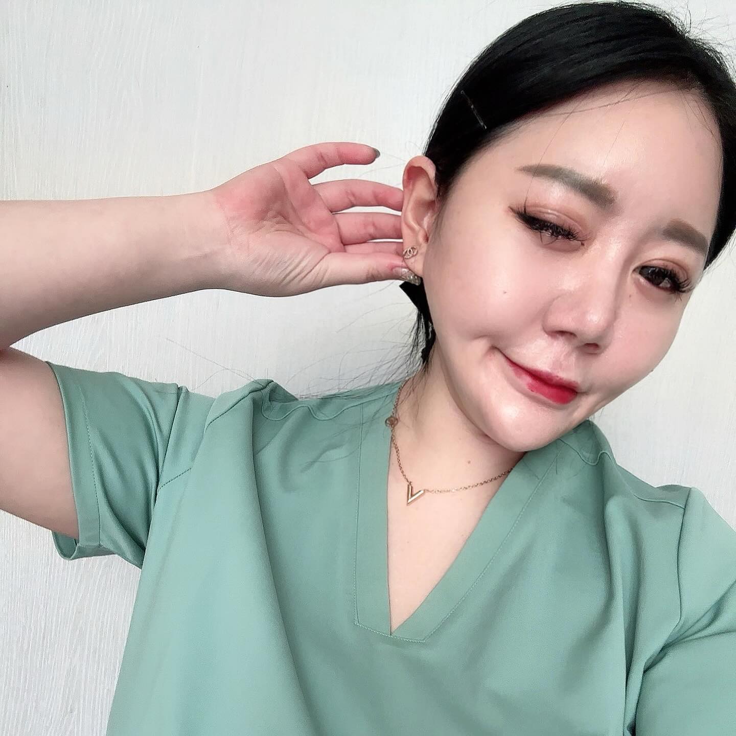 #협찬 

너므 편하고 가벼워서 안입은거같은 #아케소웨어 간호복 ෆ.ෆ 
고오급원단이라 그런지 ㄹㅇ 핵편한데다가 여기저기 주머니도있어서 활용도 짱짱 👍👍
색상도 다양하게 많아서 취향대로 고를수있고 스판끼도 짱짱해서 사이즈걱정도 없답니당 ⸜(♡ ॑ᗜ ॑♡)⸝ 
입어본 간호복중에 젤~~~ 편해서 손이자꾸만 감!!! 

#스크럽복 #간호복 #간호사유니폼 #간호사복 #병원유니폼 #치료복 #병원복 #널스타그램 #특수복