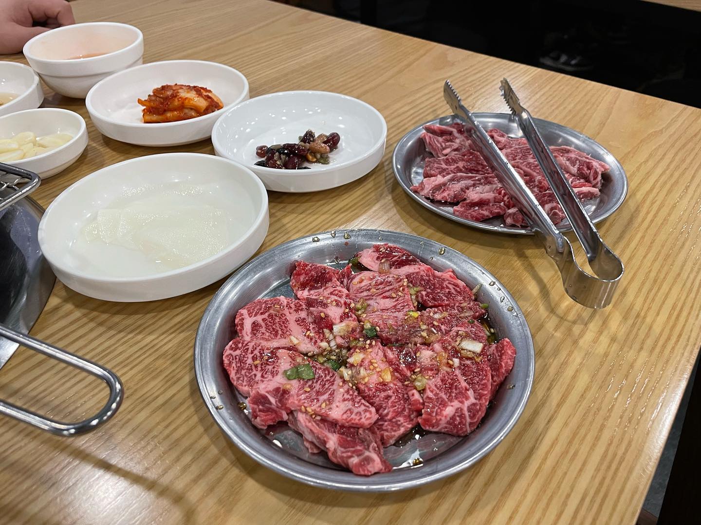 작년에 7시쯤갔다가 고기품절로
못먹었던 경주 #영양숯불갈비
이번에는 놓칠수없어서 일찍 갔는데
먹고 나오니 웨이팅 무엇..
진짜 입에서 살살녹긴하는데 
먹다보면 통장잔고도 스르륵 없어지는곳
#경주여행#경주영양숯불갈비 #경주갈비#경주맛집