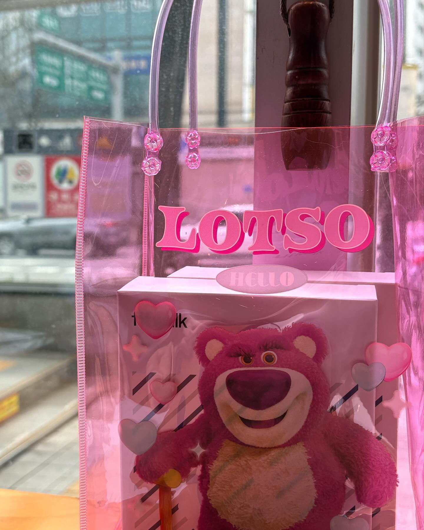 🎡
생일 선물로 시작해서 커피를 배우고 
실뜨기 놀이 하러갔다가 
예쁘게 핀 목련도 보고 단추빵도 드디어 먹어보고
새로 산 털실 꾹꾹 눌러담고 집에 왔다
여러모로 얻은 것이 많코나~~
푸히히

#생일선물 #라떼아트수업 #목련 #단추빵 #털실가게