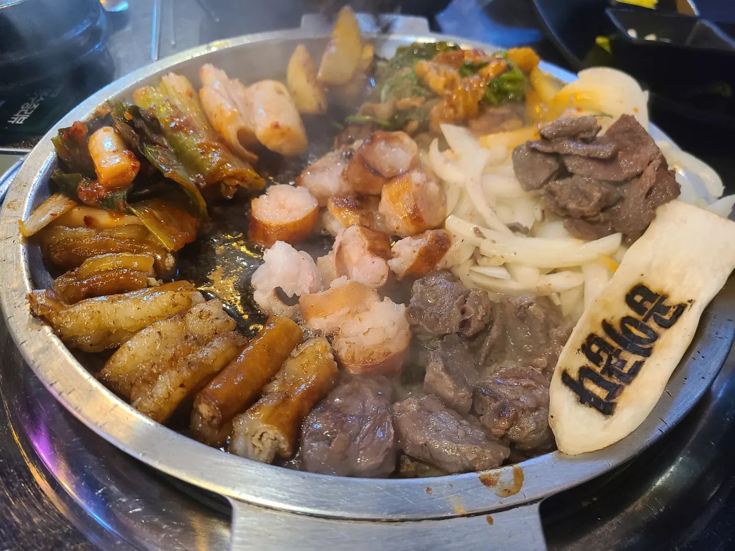 #양산곱이곱다

폭염에 지쳐쓰러져 입맛도엄꼬
그럴땐 당일도축한 한우곱창머그러
곱이곱다 출똥🏃‍♀️
날더울땐 굽는것도 만사귀찬
그치만 걱정할필요 엄쮸
친절한 싸장님이 직접 다 구워주시닝
션한맥주로 목축이며
맛잇게 냠냠 먹기만하면대쥬~~
대창ㆍ곱창ㆍ갈비ㆍ염통ㆍ우삼겹까지
골고루 맛볼수잇어 더 좋구 
어느하나빠질거없이 느무 마싯쪄염❤
특히 깍둑갈비 너무맛잇옹 추가주문😍
여기에 서비스로주는 폭탄치즈계란찜에 찌개까지 
이것만가지고도 술이술술🍻
마지막 볶음밥까지 맛잇게잘먹엇습니당당 🙇‍♀️

#양산곱이곱다 #곱창맛집 #협찬
#양산맛집 #양산곱창 #양산곱창맛집