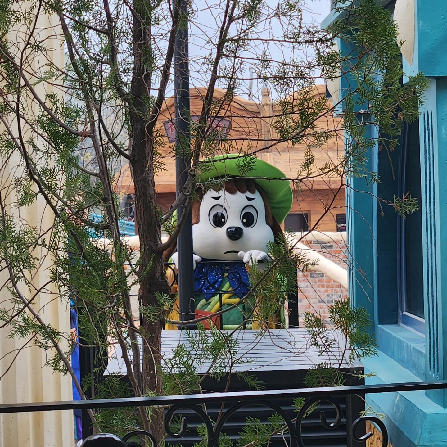 #롯데월드부산#초록이

얼집 땡땡이치고ㅋㅋ 친구들이랑 롯데월드간날🤩
스완레이크 대기중에 있는데.. 뒷편에 초록이 포토타임중이였다! 애들이 "초록아!" 부르니 이쪽을 봐줌ㅋㅋ 빨리오라며 손짓하고ㅋㅋ 애들은 가고싶은데 못가고..탑승중에도 계속 봤는데 끝나고 가더라..
다타고 내리려는데 토킹트리쪽에 보이는 초록이를 보고 하윤이가 "초록아!!" 부르니 멈춰줬다!?? 기다려주길래 손잡고 막 뛰어감ㅋㅋㅋㅋㅋ그렇게 불러놓고 막상 첨 표정 뚱하고ㅋㅋ 치즈~했더니 그제서야 웃는 아이들ㅋㅋㅋ
초록이가 애들 동심을 지켜줬다..고맙다 초록아😍
그후로 애들은 초록이 바라깈ㅋㅋㅋㅋ