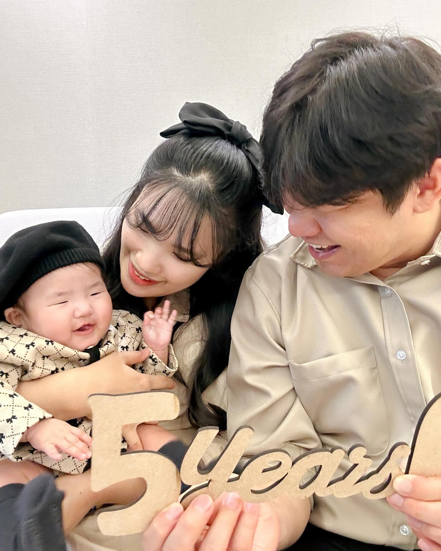 7년 연애를 끝으로 결혼 후, 어느덧 5년이 흘렀다🤵🏻‍♂️👰🏻‍♀️

재작년까진 둘이였다가, 작년엔 수박이를 품은 채로 셋이서 보내고, 올해는 하윤이가 되어 셋이서 보낸 하루🫶🏻

작년에 뱃속에 수박이를 품으며 오빠랑 내년엔 수박이랑 같이 셋이서 보내는거야? 하며 얼른 그날이 왔으면 좋겠다고 설레했었는데 벌써 이렇게 세명이서 보내고 있다니..🥹

오빠 우리 10년동안 둘이서 재밌게 잘 놀다가 이제 한명 더 끼워줄까? 해서 수박이랑 같이 보낸 하루, 참 행복했다 그치?🤍

매일이 눈물나게 행복했다가 정말 그냥 너무 힘들어서 눈물만 났다가 하는 하루들이 항상 반복되지만 그래도 역시 한명 더 끼워주길 잘한 것 같다👶🏻
사진 속 우리 표정이 말해주고 있는 것 같네🫶🏻

앞으로도 행복해서 눈물나고 힘들어서 눈물나는 하루들의 연속이겠지만 지금까지 그래왔던 것처럼 잘 살아보자🤍

사진은, 
1-2023년 오늘
2-입덧이 너무 심해서 포기해야하나 고민 수백번 하다가 갔던 태교여행
3-2022년 오늘
4-2021년 오늘
5-2021년 제주 셀프웨딩
6-2019년 오늘
7-2019년 제주 셀프웨딩
8-2018년 오늘
노래는 결혼식 식전영상 노래🤍

오늘은 괜히 기념하고 싶은 날이라 정-말 오랜만에 피드에 기록+수박이 정식 첫 공개(?)(두근두근)