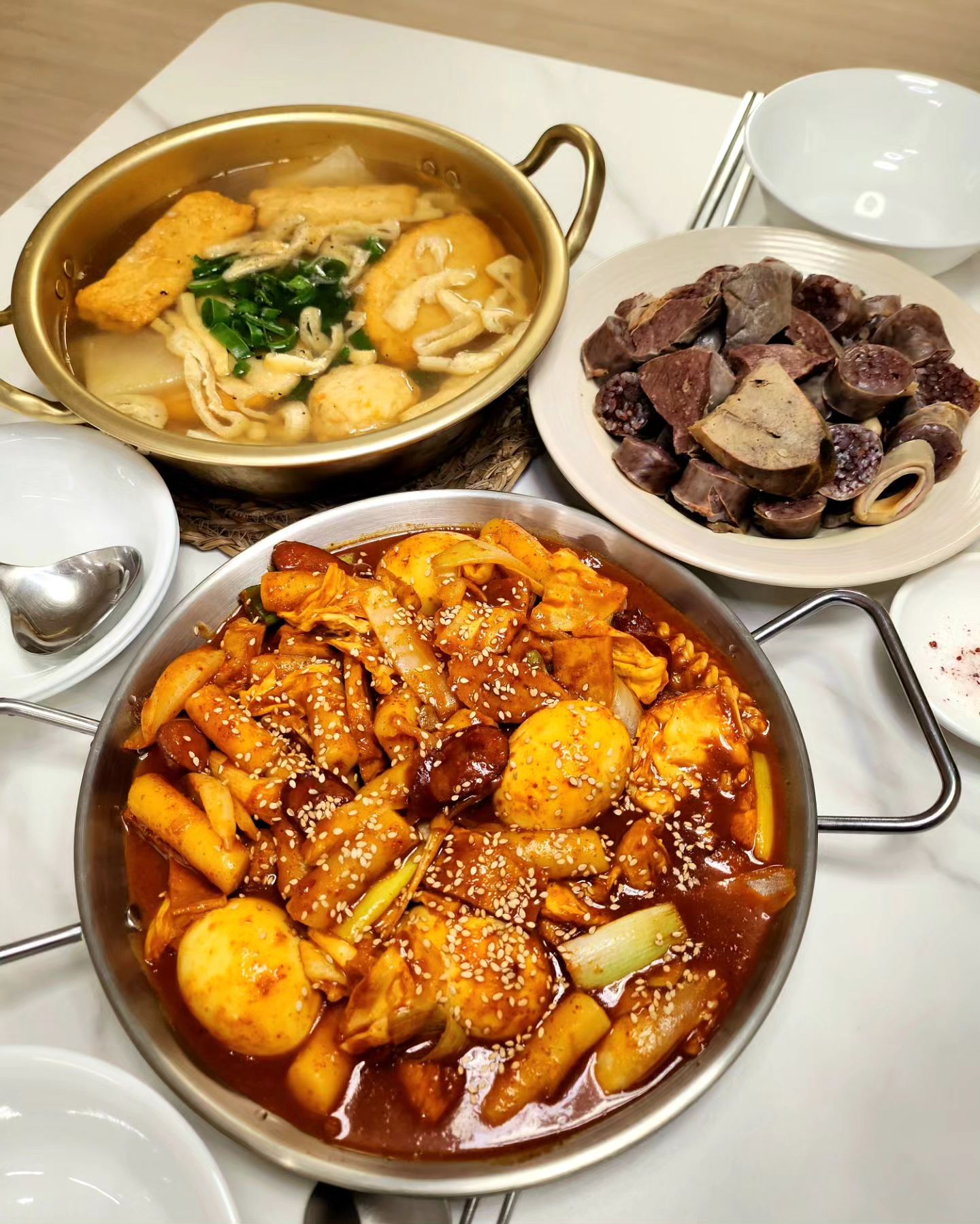 #한끼는잘먹자 🍢
오랜만에 #분식 3종 세트 😋

#순대 사와서
카레 가루 넣고 #떡볶이 매콤하게 했어요~
유부 넣은 #어묵탕 끓였구요~ 🍢🍥

다이어트 할때 가장 피해야 할 음식이
떡볶이랑 마라탕 이라면서요?🤭

라면사리도 넣어서 아주 그냥 
탄수화물 초호화 파티를 했습니다ㅋㅋ🥳🎉

디저트는 디카페인 아아에 
아몬드 빼빼로 오독오독 먹어야 겠어요..😝 

오늘도 #행복한돼지 #🐷 💕
.
.
.
.
.
.
.
#집밥#홈쿡#신혼#신혼밥상#저녁밥상#신혼저녁밥상#홈술#노동주#안주#술상#맛스타그램#쿡스타그램#먹스타그램#가정식#자취요리#선팔맞팔#먹팔환영